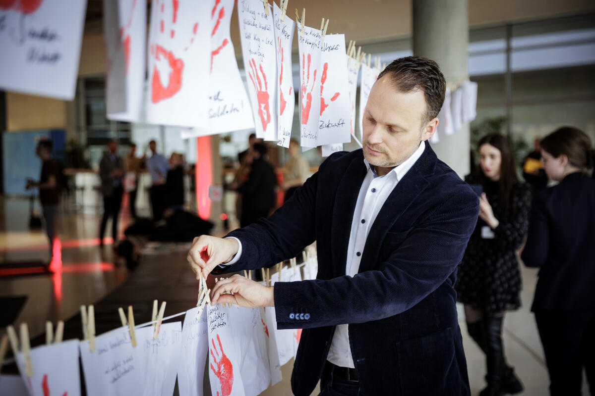 Aktion Rote Hand/Red Hand Day 2024 gegen den Einsatz von Kindern und Jugendlichen in Kriegen. Hier im Bild Kai Gehring, Bündnis 90/Die Grünen, MdB, beim Aufhängen seines roten Handabdruckes an eine Leine zur Teilnahme an der Aktion der Kinderkommission (Kiko) des Deutschen Bundestages. Gehring, Kai Aktion Rote Hand/Red Hand Day 2024 gegen den Einsatz von Kindern und Jugendlichen in Kriegen. Hier im Bild Kai Gehring, Bündnis 90/Die Grünen, MdB, beim Aufhängen seines roten Handabdruckes an eine Leine zur Teilnahme an der Aktion der Kinderkommission (Kiko) des Deutschen Bundestages.