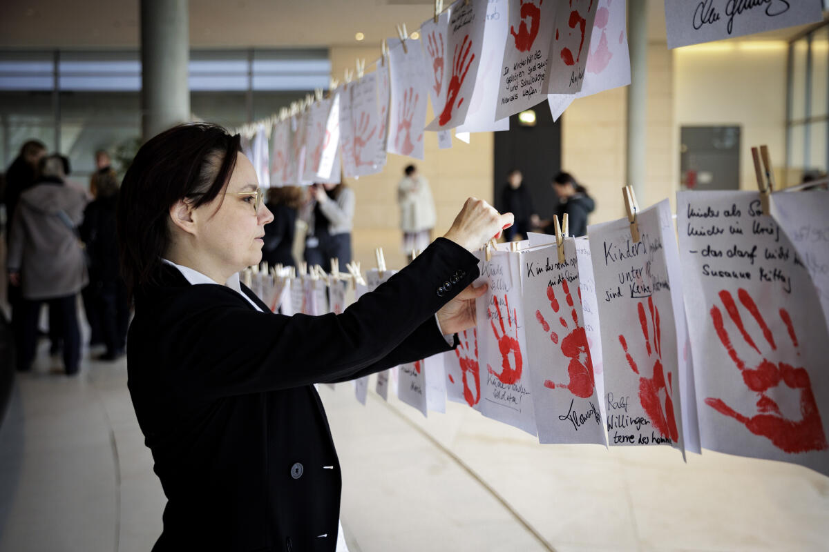 Müntefering, Michelle Aktion Rote Hand/Red Hand Day 2024 gegen den Einsatz von Kindern und Jugendlichen in Kriegen. Hier im Bild Michelle Müntefering, SPD, MdB, beim Aufhängen ihres roten Handabdruckes an eine Leine zur Teilnahme an der Aktion der Kinderkommission (Kiko) des Deutschen Bundestages.