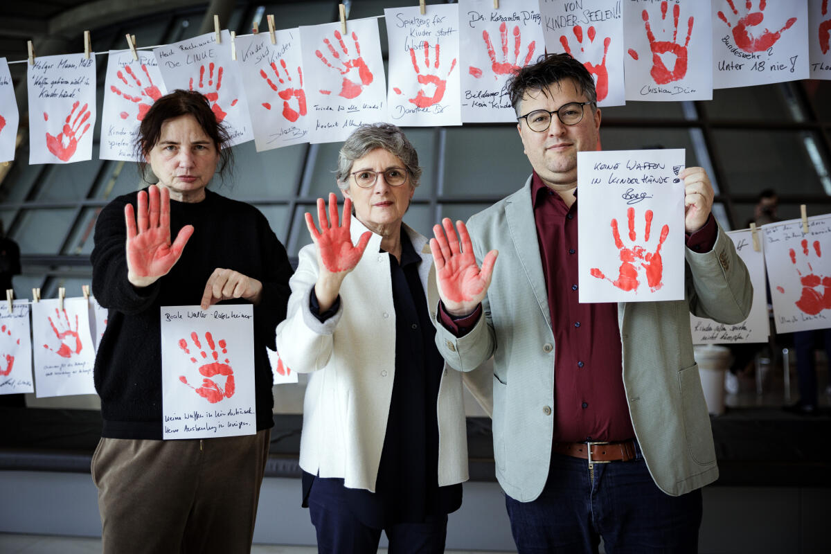 Walter-Rosenheimer, Beate; Haßelmann, Britta; Mijatović, Boris Aktion Rote Hand/Red Hand Day 2024 gegen den Einsatz von Kindern und Jugendlichen in Kriegen. Hier mit ihren rot bemalten Händen zur Teilnahme an der Aktion der Kinderkommission (Kiko) des Deutschen Bundestages Beate Walter-Rosenheimer (l), Bündnis 90/Die Grünen, MdB, und Britta Haßelmann (m), Bündnis 90/Die Grünen, MdB, und Boris Mijatović (r), Bündnis 90/Die Grünen, MdB.