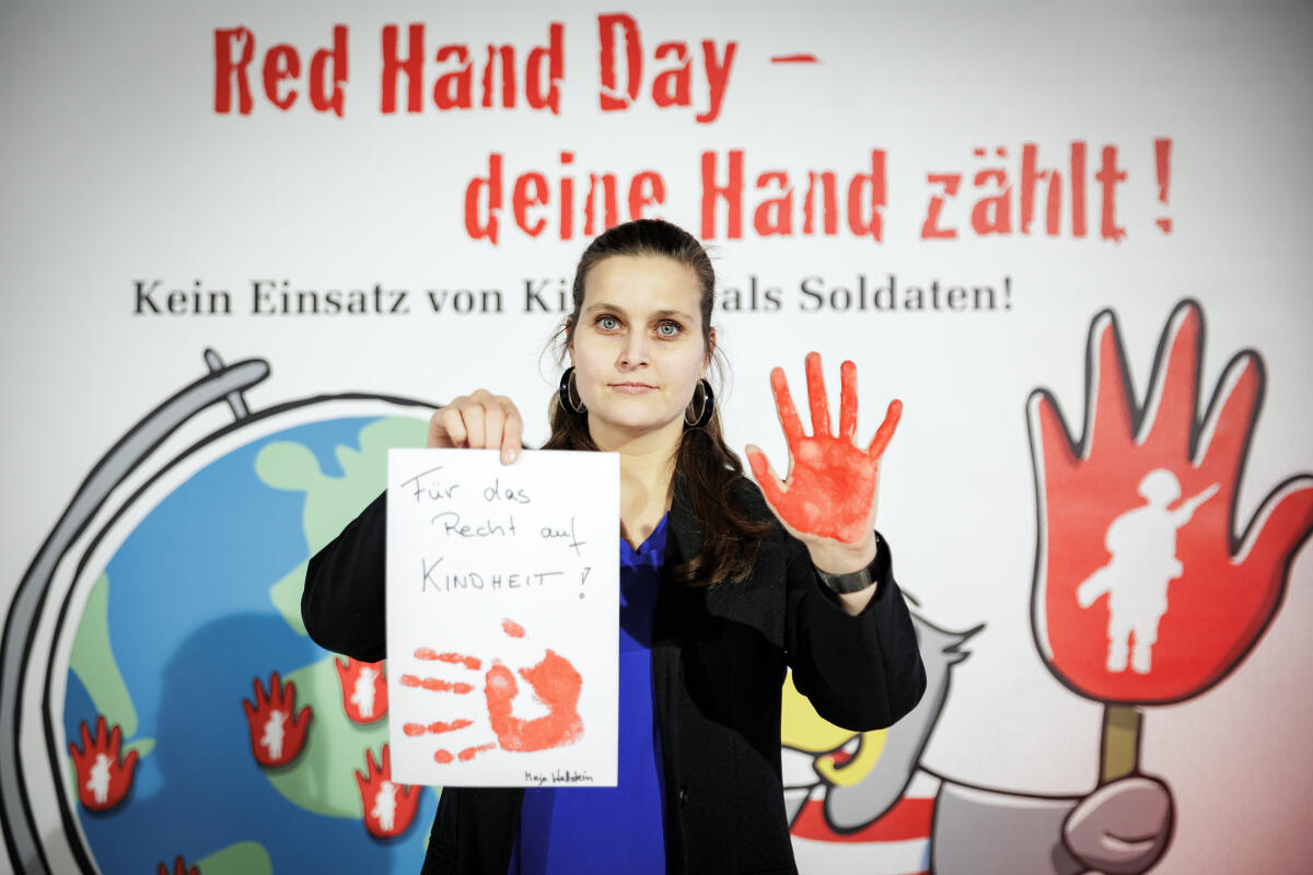 Wallstein, Maja Aktion Rote Hand/Red Hand Day 2024 gegen den Einsatz von Kindern und Jugendlichen in Kriegen. Hier im Bild Maja Wallstein, SPD, MdB, mit ihrer rot bemalten Hand zur Teilnahme an der Aktion der Kinderkommission (Kiko) des Deutschen Bundestages.