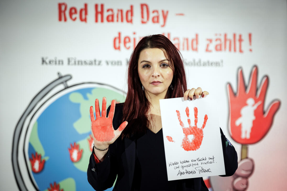 Trăsnea, Ana-Maria Aktion Rote Hand/Red Hand Day 2024 gegen den Einsatz von Kindern und Jugendlichen in Kriegen. Hier im Bild Ana-Maria Trăsnea, SPD, MdB,  mit ihrer rot bemalten Hand zur Teilnahme an der Aktion der Kinderkommission (Kiko) des Deutschen Bundestages. 