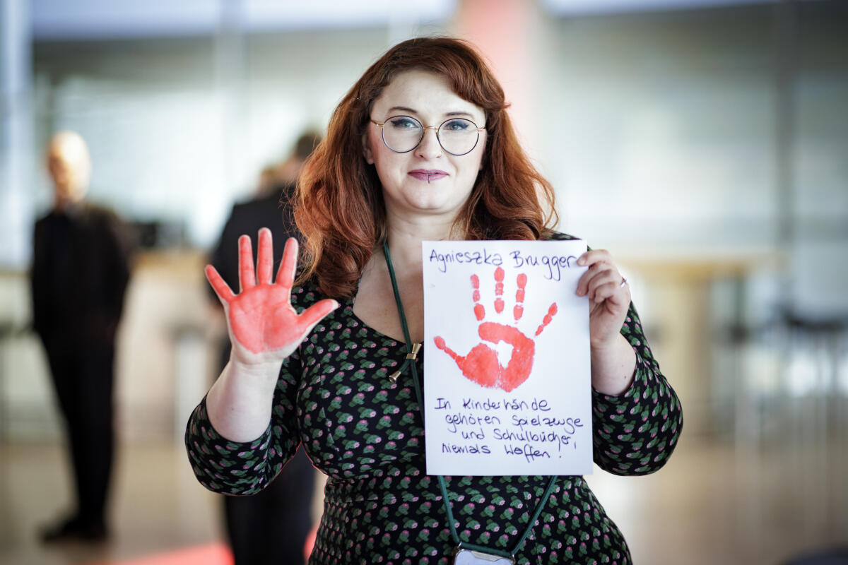 Aktion Rote Hand/Red Hand Day 2024 gegen den Einsatz von Kindern und Jugendlichen in Kriegen. Hier im Bild Agnieszka Brugger, Bündnis 90/Die Grünen, MdB, mit ihrer rot bemalten Hand zur Teilnahme an der Aktion der Kinderkommission (Kiko) des Deutschen Bundestages. Brugger, Agnieszka Aktion Rote Hand/Red Hand Day 2024 gegen den Einsatz von Kindern und Jugendlichen in Kriegen. Hier im Bild Agnieszka Brugger, Bündnis 90/Die Grünen, MdB, mit ihrer rot bemalten Hand zur Teilnahme an der Aktion der Kinderkommission (Kiko) des Deutschen Bundestages.