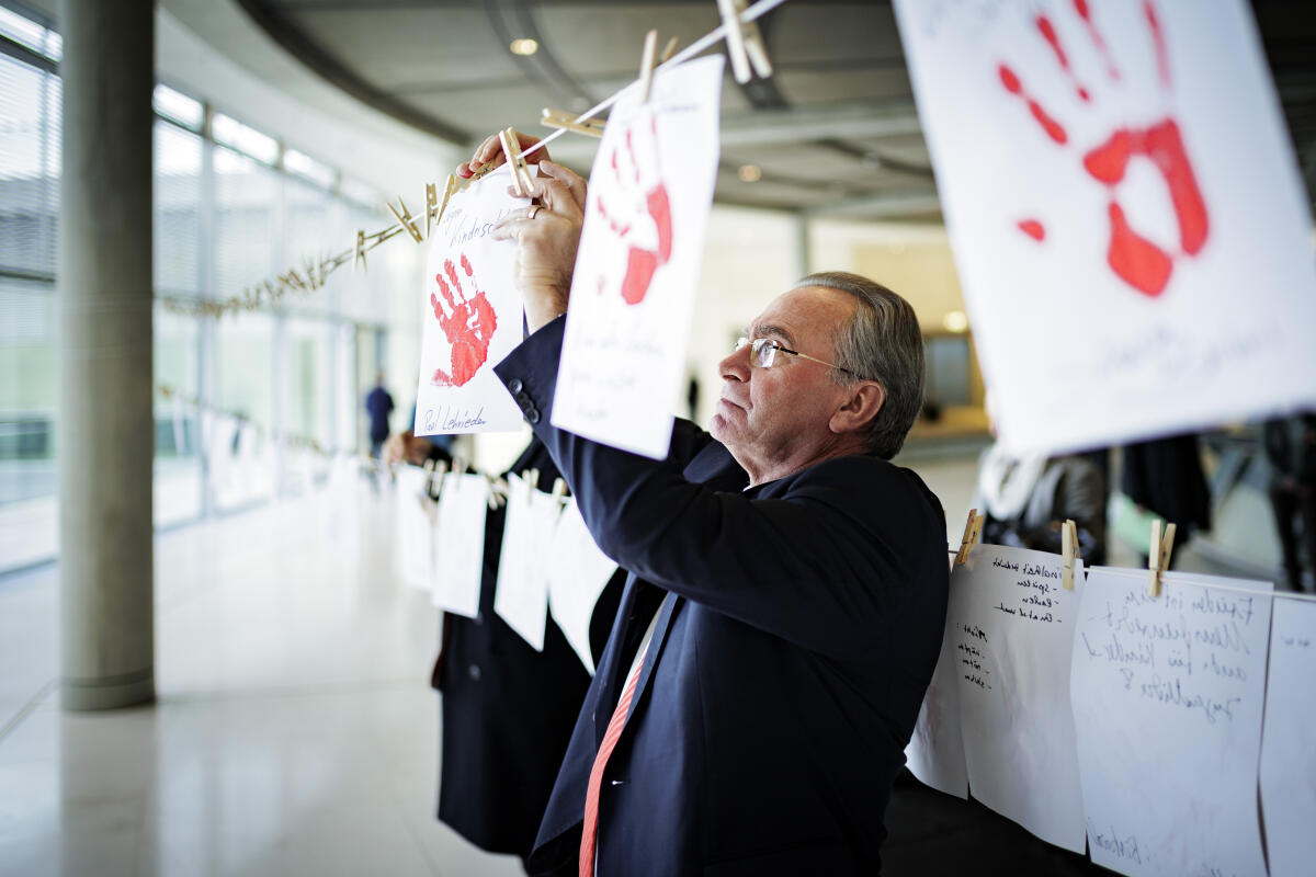 Aktion Rote Hand/Red Hand Day 2024 gegen den Einsatz von Kindern und Jugendlichen in Kriegen. Hier im Bild Paul Lehrieder, CDU/CSU, MdB, beim aufhängen seines roten Handabdruckes an eine Leine zur Teilnahme an der Aktion der Kinderkommission (Kiko) des Deutschen Bundestages. Lehrieder, Paul Aktion Rote Hand/Red Hand Day 2024 gegen den Einsatz von Kindern und Jugendlichen in Kriegen. Hier im Bild Paul Lehrieder, CDU/CSU, MdB, beim aufhängen seines roten Handabdruckes an eine Leine zur Teilnahme an der Aktion der Kinderkommission (Kiko) des Deutschen Bundestages.
