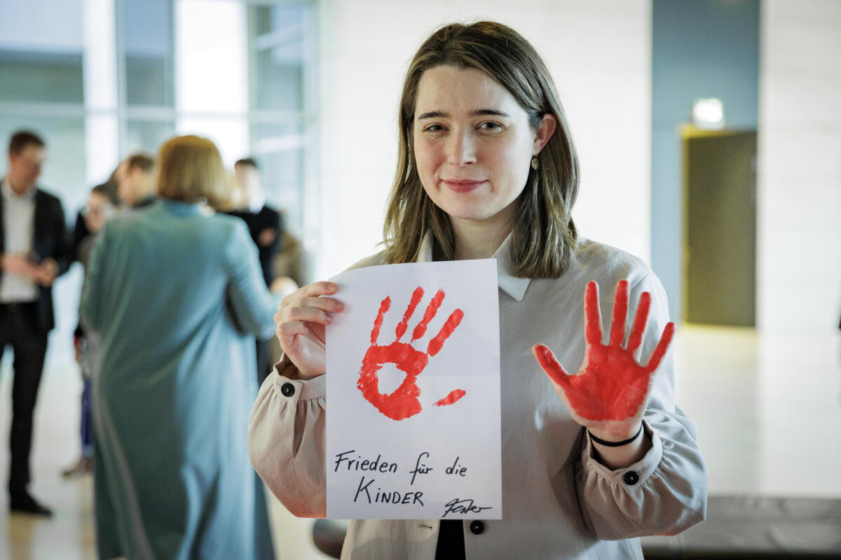 Aktion Rote Hand/Red Hand Day 2024 gegen den Einsatz von Kindern und Jugendlichen in Kriegen. Hier im Bild Emilia Fester, Bündnis 90/Die Grünen, MdB, mit ihrer rot bemalten Hand zur Teilnahme an der Aktion der Kinderkommission (Kiko) des Deutschen Bundestages. Fester, Emilia Aktion Rote Hand/Red Hand Day 2024 gegen den Einsatz von Kindern und Jugendlichen in Kriegen. Hier im Bild Emilia Fester, Bündnis 90/Die Grünen, MdB, mit ihrer rot bemalten Hand zur Teilnahme an der Aktion der Kinderkommission (Kiko) des Deutschen Bundestages.