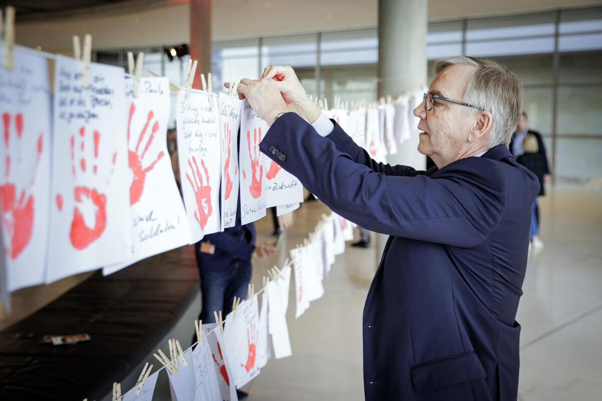 Aktion Rote Hand/Red Hand Day 2024 gegen den Einsatz von Kindern und Jugendlichen in Kriegen. Hier im Bild Dietmar Bartsch, Die Linke., MdB, beim Aufgängen seines roten Handabdruckes an einer Leine zur Teilnahme an der Aktion der Kinderkommission (Kiko) des Deutschen Bundestages. Bartsch, Dietmar Aktion Rote Hand/Red Hand Day 2024 gegen den Einsatz von Kindern und Jugendlichen in Kriegen. Hier im Bild Dietmar Bartsch, Die Linke., MdB, beim Aufgängen seines roten Handabdruckes an einer Leine zur Teilnahme an der Aktion der Kinderkommission (Kiko) des Deutschen Bundestages.