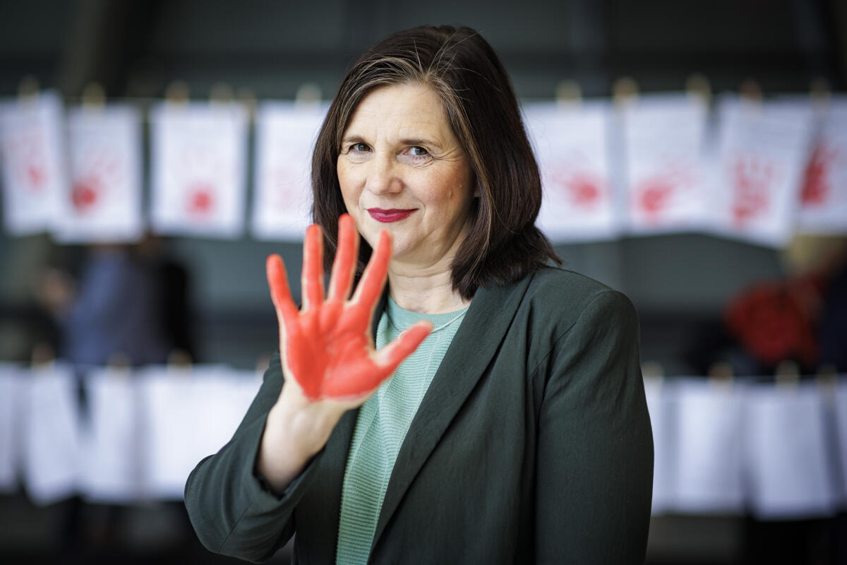 Göring-Eckardt, Katrin Aktion Rote Hand/Red Hand Day 2024 gegen den Einsatz von Kindern und Jugendlichen in Kriegen. Hier im Bild Bundestagsvizepräsidentin Katrin Göring-Eckardt, Bündnis 90/Die Grünen, MdB, mit ihrer vorgestreckten rot bemalten Hand zur Teilnahme an der Aktion der Kinderkommission (Kiko) des Deutschen Bundestages.
