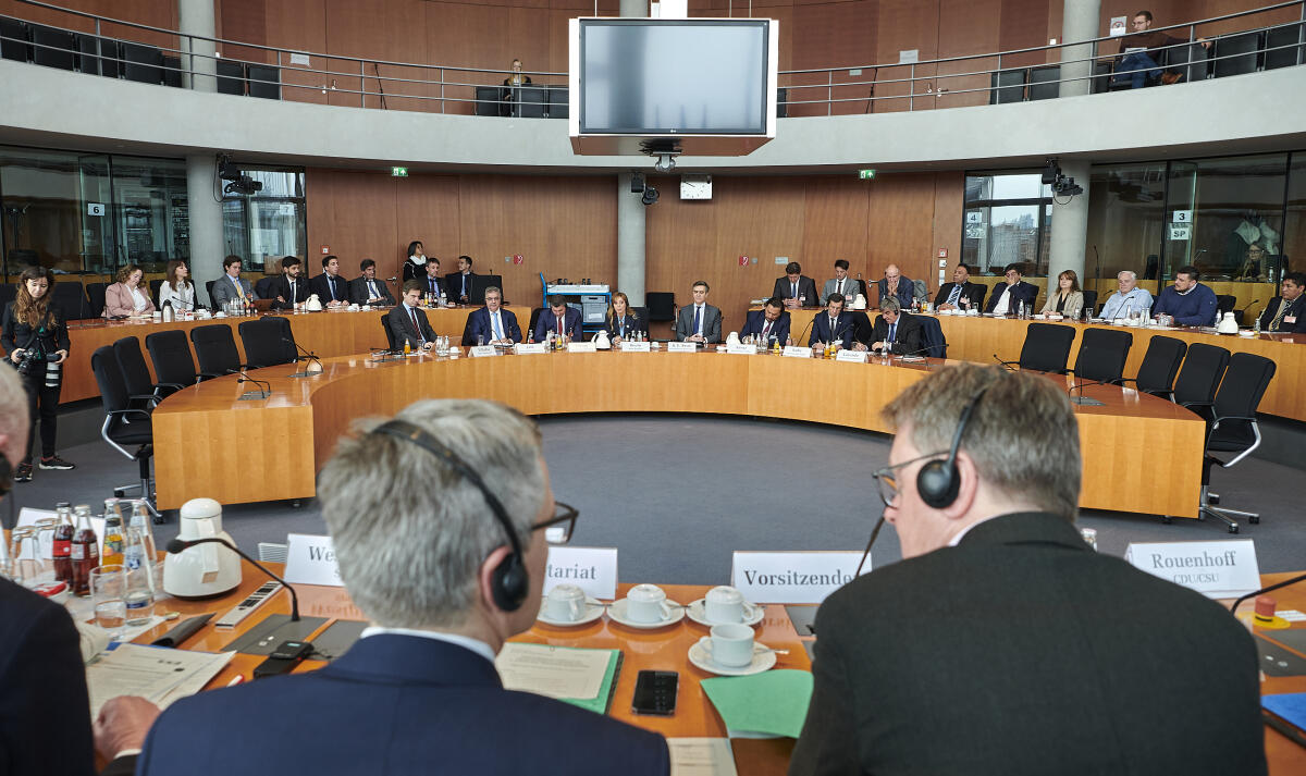 Gespräch des Wirtschaftsausschusses mit einer Delegation der Argentinischen Republik, Flavia Royón, Staatssekretärin für Bergbau aus der neuen Regierung Milei, sowie die Gouverneure der drei Bundesstaaten des sog. Lithiumdreiecks. Grosse-Brömer, Michael; Royón, Flavia Gespräch des Wirtschaftsausschusses mit einer Delegation der Argentinischen Republik, Flavia Royón, Staatssekretärin für Bergbau aus der neuen Regierung Milei, sowie die Gouverneure der drei Bundesstaaten des sog. Lithiumdreiecks.