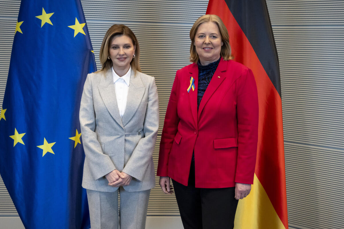 Bundestagspräsidentin Bärbel Bas (r), SPD, MdB, empfängt die Gattin des ukrainischen Präsidenten, Olena Selenska (l), zu einem Gespräch. Bas, Bärbel Bundestagspräsidentin Bärbel Bas (r), SPD, MdB, empfängt die Gattin des ukrainischen Präsidenten, Olena Selenska (l), zu einem Gespräch.