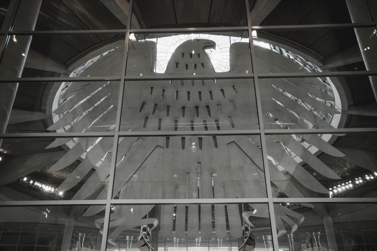 Rückseite des Adlers im Plenarsaal des Deutschen Bundestages, entworfen von Lord Norman Foster Rückseite des Adlers im Plenarsaal des Deutschen Bundestages, entworfen von Lord Norman Foster