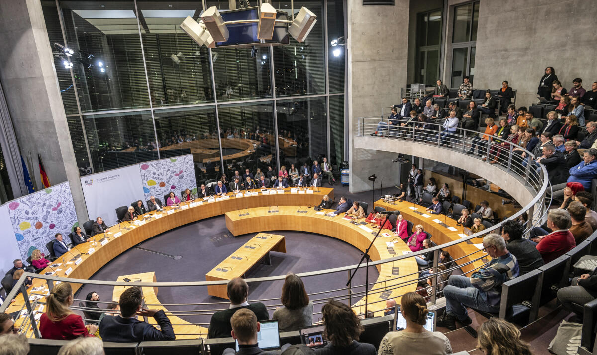  Bürgerrat „Ernährung im Wandel“ überreicht dem Deutschen Bundestag sein Bürgergutachten. Das Bürgergutachten enthält neben den konkreten Empfehlungen zum Thema Ernährung auch eine ausführliche Dokumentation zur Arbeit des Bürgerrats. Das Gutachten wird an Bundestagspräsidentin Bärbel Bas, SPD, MdB, sowie Vertreterinnen und Vertretern der Fraktionen überreicht und als Bundestags-Drucksache veröffentlicht.; Blick in den Sitzungssaal während der Veranstaltung.