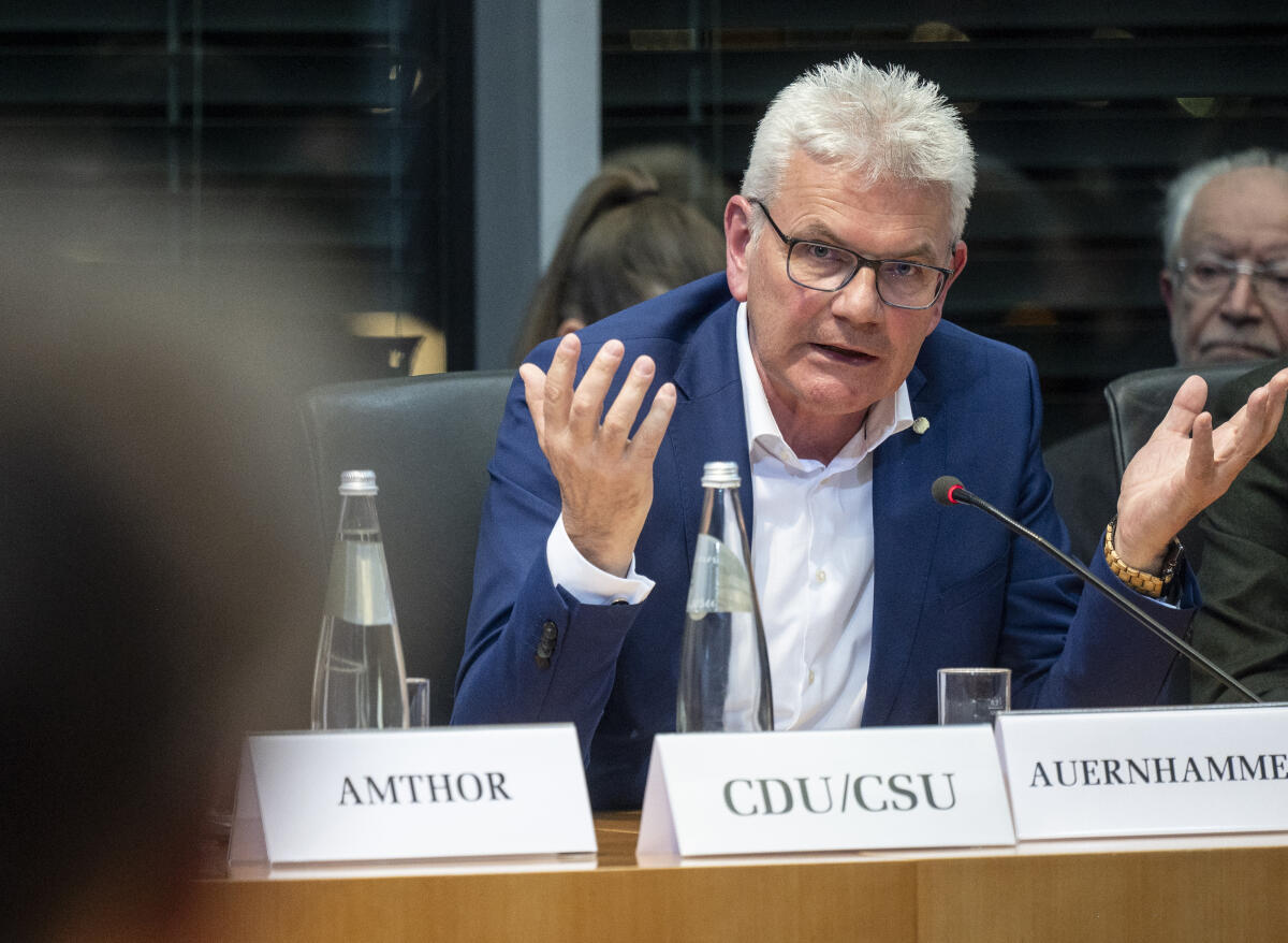 Bürgerrat „Ernährung im Wandel“ überreicht dem Deutschen Bundestag sein Bürgergutachten. Das Bürgergutachten enthält neben den konkreten Empfehlungen zum Thema Ernährung auch eine ausführliche Dokumentation zur Arbeit des Bürgerrats. Das Gutachten wird an Bundestagspräsidentin Bärbel Bas, SPD, MdB, (nicht im Bild), sowie Vertreterinnen und Vertretern der Fraktionen überreicht und als Bundestags-Drucksache veröffentlicht.; Artur Auernhammer, CDU/CSU, MdB, während der Veranstaltung. Auernhammer, Artur Bürgerrat „Ernährung im Wandel“ überreicht dem Deutschen Bundestag sein Bürgergutachten. Das Bürgergutachten enthält neben den konkreten Empfehlungen zum Thema Ernährung auch eine ausführliche Dokumentation zur Arbeit des Bürgerrats. Das Gutachten wird an Bundestagspräsidentin Bärbel Bas, SPD, MdB, (nicht im Bild), sowie Vertreterinnen und Vertretern der Fraktionen überreicht und als Bundestags-Drucksache veröffentlicht.; Artur Auernhammer, CDU/CSU, MdB, während der Veranstaltung.