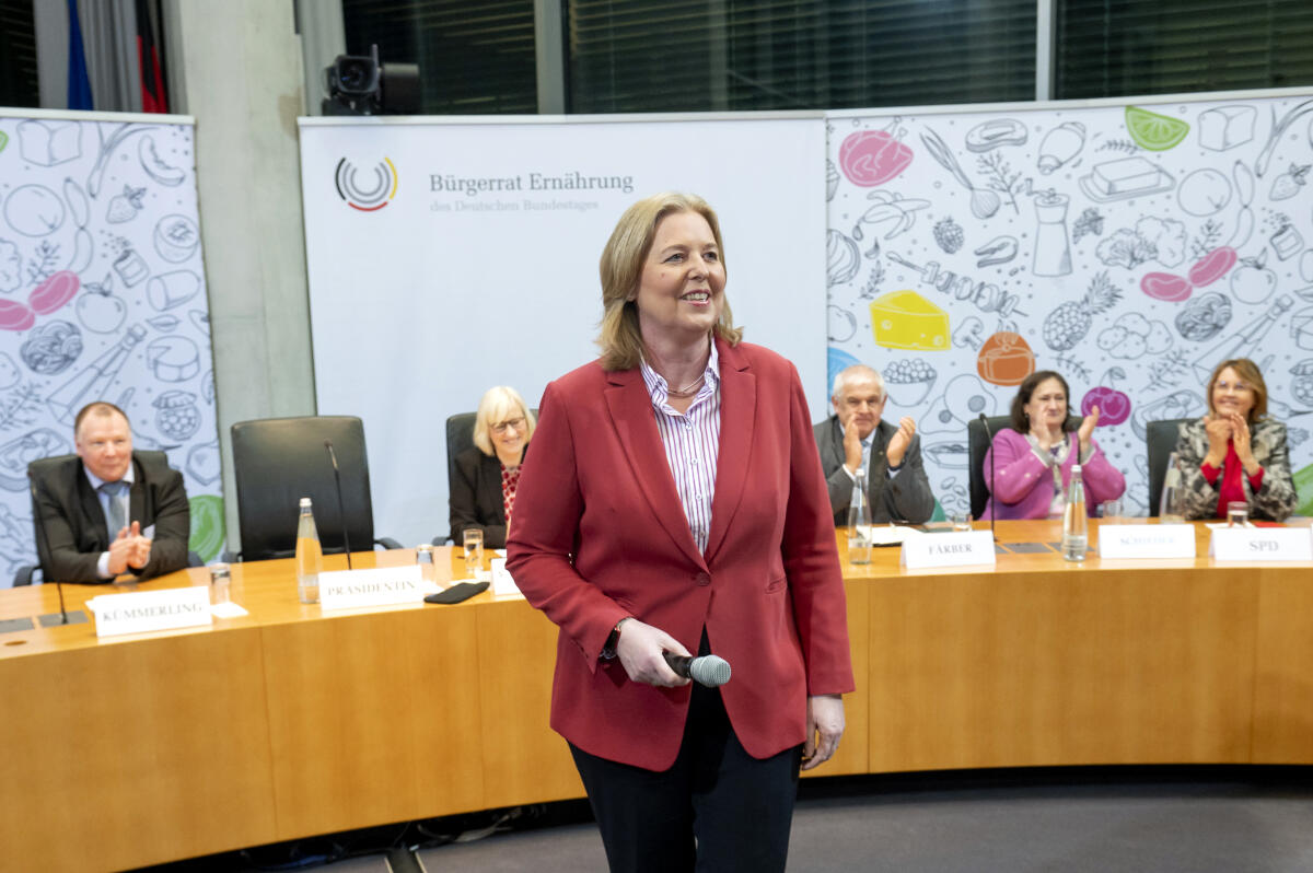 Bürgerrat „Ernährung im Wandel“ überreicht dem Deutschen Bundestag sein Bürgergutachten. Das Bürgergutachten enthält neben den konkreten Empfehlungen zum Thema Ernährung auch eine ausführliche Dokumentation zur Arbeit des Bürgerrats. Das Gutachten wird an Bundestagspräsidentin Bärbel Bas, SPD, MdB, sowie Vertreterinnen und Vertretern der Fraktionen überreicht und als Bundestags-Drucksache veröffentlicht.; Übergabe des Bürgergutachtens des Bürgerrates
„Ernährung im Wandel“ an Bundestagspräsidentin Bärbel Bas in Berlin am 20.02.2024 Bas, Bärbel Bürgerrat „Ernährung im Wandel“ überreicht dem Deutschen Bundestag sein Bürgergutachten. Das Bürgergutachten enthält neben den konkreten Empfehlungen zum Thema Ernährung auch eine ausführliche Dokumentation zur Arbeit des Bürgerrats. Das Gutachten wird an Bundestagspräsidentin Bärbel Bas, SPD, MdB, sowie Vertreterinnen und Vertretern der Fraktionen überreicht und als Bundestags-Drucksache veröffentlicht.; Übergabe des Bürgergutachtens des Bürgerrates
„Ernährung im Wandel“ an Bundestagspräsidentin Bärbel Bas in Berlin am 20.02.2024