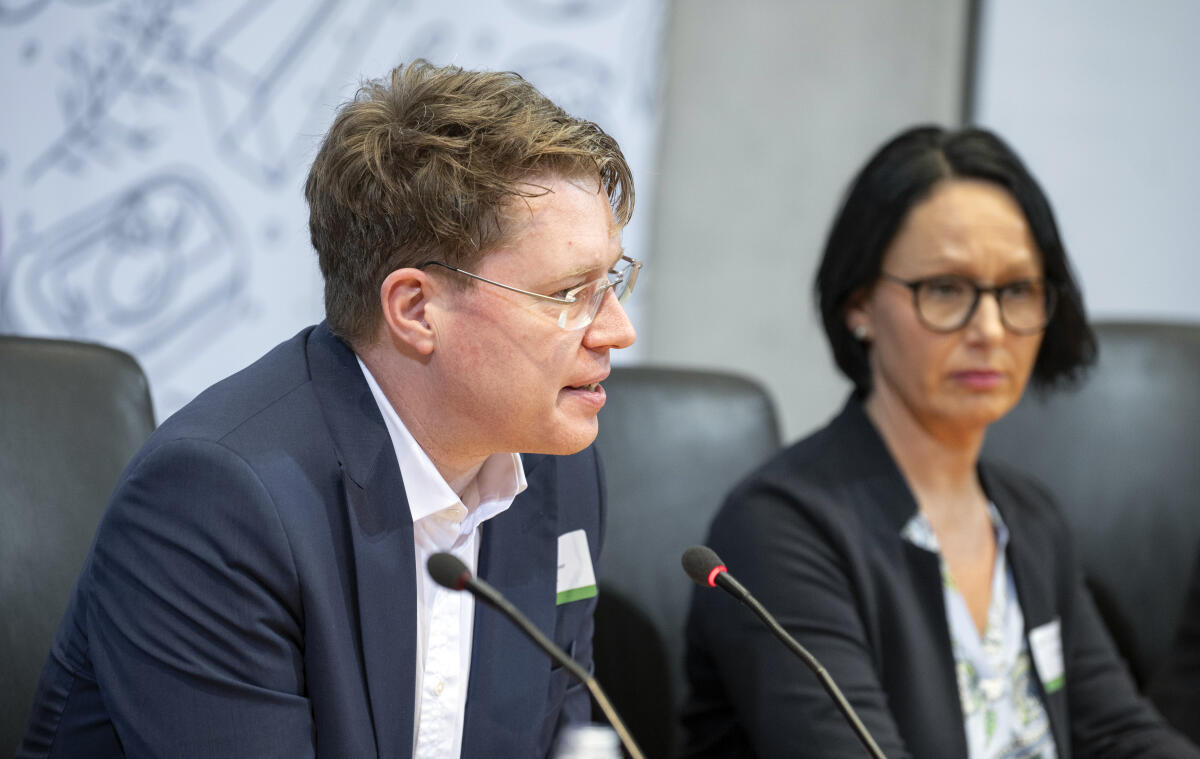 Fesser, Sebastian Bürgerrat „Ernährung im Wandel“ überreicht dem Deutschen Bundestag sein Bürgergutachten. Das Bürgergutachten enthält neben den konkreten Empfehlungen zum Thema Ernährung auch eine ausführliche Dokumentation zur Arbeit des Bürgerrats. Das Gutachten wird an Bundestagspräsidentin Bärbel Bas, SPD, MdB, (nicht im Bild), sowie Vertreterinnen und Vertretern der Fraktionen überreicht und als Bundestags-Drucksache veröffentlicht.; Sebastian Fesser, Mitglied des Bürgerrates, (links), während der Veranstaltung.