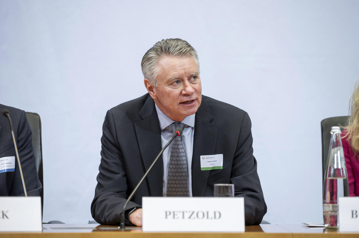 Petzold, Andreas Bürgerrat „Ernährung im Wandel“ überreicht dem Deutschen Bundestag sein Bürgergutachten. Das Bürgergutachten enthält neben den konkreten Empfehlungen zum Thema Ernährung auch eine ausführliche Dokumentation zur Arbeit des Bürgerrats. Das Gutachten wird an Bundestagspräsidentin Bärbel Bas, SPD, MdB, (nicht im Bild), sowie Vertreterinnen und Vertretern der Fraktionen überreicht und als Bundestags-Drucksache veröffentlicht.; Andreas Petzold, Mitglied des Bürgerrates, während der Veranstaltung.