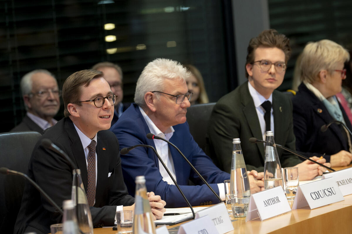 Bürgerrat „Ernährung im Wandel“ überreicht dem Deutschen Bundestag sein Bürgergutachten. Das Bürgergutachten enthält neben den konkreten Empfehlungen zum Thema Ernährung auch eine ausführliche Dokumentation zur Arbeit des Bürgerrats. Das Gutachten wird an Bundestagspräsidentin Bärbel Bas, SPD, MdB, (nicht im Bild), sowie Vertreterinnen und Vertretern der Fraktionen überreicht und als Bundestags-Drucksache veröffentlicht.; Von links: Philipp Amthor, CDU/CSU, MdB, Arthur Auernhammer, CDU/CSU, MdB, Leon Eckert, Bündnis 90/Die Grünen, MdB, während der Veranstaltung. Amthor, Philipp; Auernhammer, Artur; Eckert, Leon Bürgerrat „Ernährung im Wandel“ überreicht dem Deutschen Bundestag sein Bürgergutachten. Das Bürgergutachten enthält neben den konkreten Empfehlungen zum Thema Ernährung auch eine ausführliche Dokumentation zur Arbeit des Bürgerrats. Das Gutachten wird an Bundestagspräsidentin Bärbel Bas, SPD, MdB, (nicht im Bild), sowie Vertreterinnen und Vertretern der Fraktionen überreicht und als Bundestags-Drucksache veröffentlicht.; Von links: Philipp Amthor, CDU/CSU, MdB, Arthur Auernhammer, CDU/CSU, MdB, Leon Eckert, Bündnis 90/Die Grünen, MdB, während der Veranstaltung.