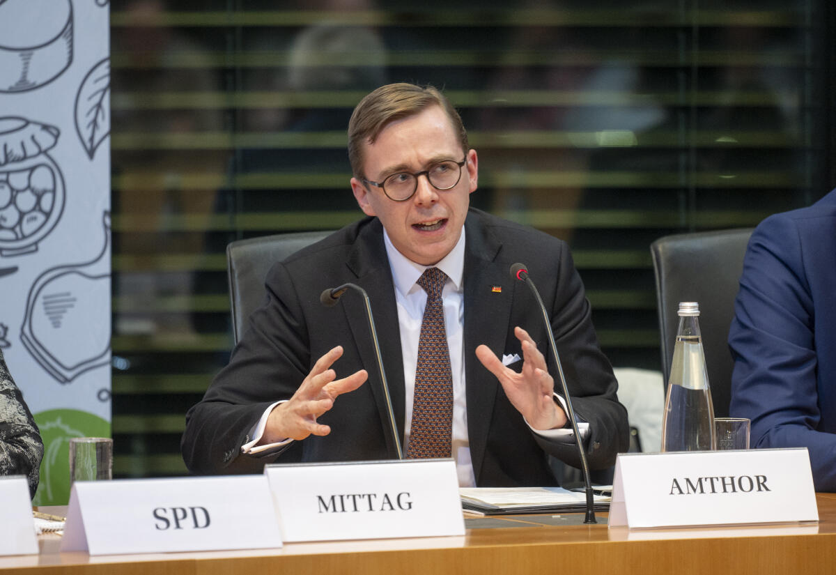 Bürgerrat „Ernährung im Wandel“ überreicht dem Deutschen Bundestag sein Bürgergutachten. Das Bürgergutachten enthält neben den konkreten Empfehlungen zum Thema Ernährung auch eine ausführliche Dokumentation zur Arbeit des Bürgerrats. Das Gutachten wird an Bundestagspräsidentin Bärbel Bas, SPD, MdB, (nicht im Bild), sowie Vertreterinnen und Vertretern der Fraktionen überreicht und als Bundestags-Drucksache veröffentlicht.; Philipp Amthor, CDU/CSU, MdB, während der Veranstaltung. Amthor, Philipp Bürgerrat „Ernährung im Wandel“ überreicht dem Deutschen Bundestag sein Bürgergutachten. Das Bürgergutachten enthält neben den konkreten Empfehlungen zum Thema Ernährung auch eine ausführliche Dokumentation zur Arbeit des Bürgerrats. Das Gutachten wird an Bundestagspräsidentin Bärbel Bas, SPD, MdB, (nicht im Bild), sowie Vertreterinnen und Vertretern der Fraktionen überreicht und als Bundestags-Drucksache veröffentlicht.; Philipp Amthor, CDU/CSU, MdB, während der Veranstaltung.