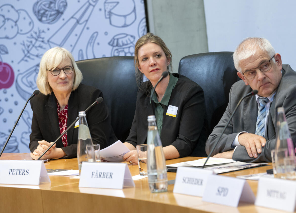 Bürgerrat „Ernährung im Wandel“ überreicht dem Deutschen Bundestag sein Bürgergutachten. Das Bürgergutachten enthält neben den konkreten Empfehlungen zum Thema Ernährung auch eine ausführliche Dokumentation zur Arbeit des Bürgerrats. Das Gutachten wird an Bundestagspräsidentin Bärbel Bas, SPD, MdB, sowie Vertreterinnen und Vertretern der Fraktionen überreicht und als Bundestags-Drucksache veröffentlicht.; Christine von Blanckenburg, (links),und Jana Peters, (Mitte), moderieren die Veranstaltung. von Blanckenburg, Christine; Peters, Jana; Färber, Hermann Bürgerrat „Ernährung im Wandel“ überreicht dem Deutschen Bundestag sein Bürgergutachten. Das Bürgergutachten enthält neben den konkreten Empfehlungen zum Thema Ernährung auch eine ausführliche Dokumentation zur Arbeit des Bürgerrats. Das Gutachten wird an Bundestagspräsidentin Bärbel Bas, SPD, MdB, sowie Vertreterinnen und Vertretern der Fraktionen überreicht und als Bundestags-Drucksache veröffentlicht.; Christine von Blanckenburg, (links),und Jana Peters, (Mitte), moderieren die Veranstaltung.
