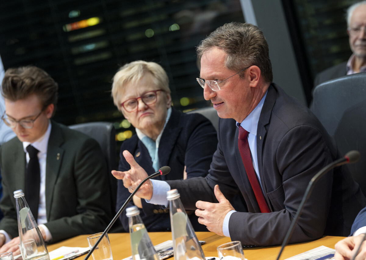 Bürgerrat „Ernährung im Wandel“ überreicht dem Deutschen Bundestag sein Bürgergutachten. Das Bürgergutachten enthält neben den konkreten Empfehlungen zum Thema Ernährung auch eine ausführliche Dokumentation zur Arbeit des Bürgerrats. Das Gutachten wird an Bundestagspräsidentin Bärbel Bas, SPD, MdB, (nicht im Bild), sowie Vertreterinnen und Vertretern der Fraktionen überreicht und als Bundestags-Drucksache veröffentlicht.; Stephan Thomae, FDP, MdB, während der Veranstaltung. Thomae, Stephan Bürgerrat „Ernährung im Wandel“ überreicht dem Deutschen Bundestag sein Bürgergutachten. Das Bürgergutachten enthält neben den konkreten Empfehlungen zum Thema Ernährung auch eine ausführliche Dokumentation zur Arbeit des Bürgerrats. Das Gutachten wird an Bundestagspräsidentin Bärbel Bas, SPD, MdB, (nicht im Bild), sowie Vertreterinnen und Vertretern der Fraktionen überreicht und als Bundestags-Drucksache veröffentlicht.; Stephan Thomae, FDP, MdB, während der Veranstaltung.