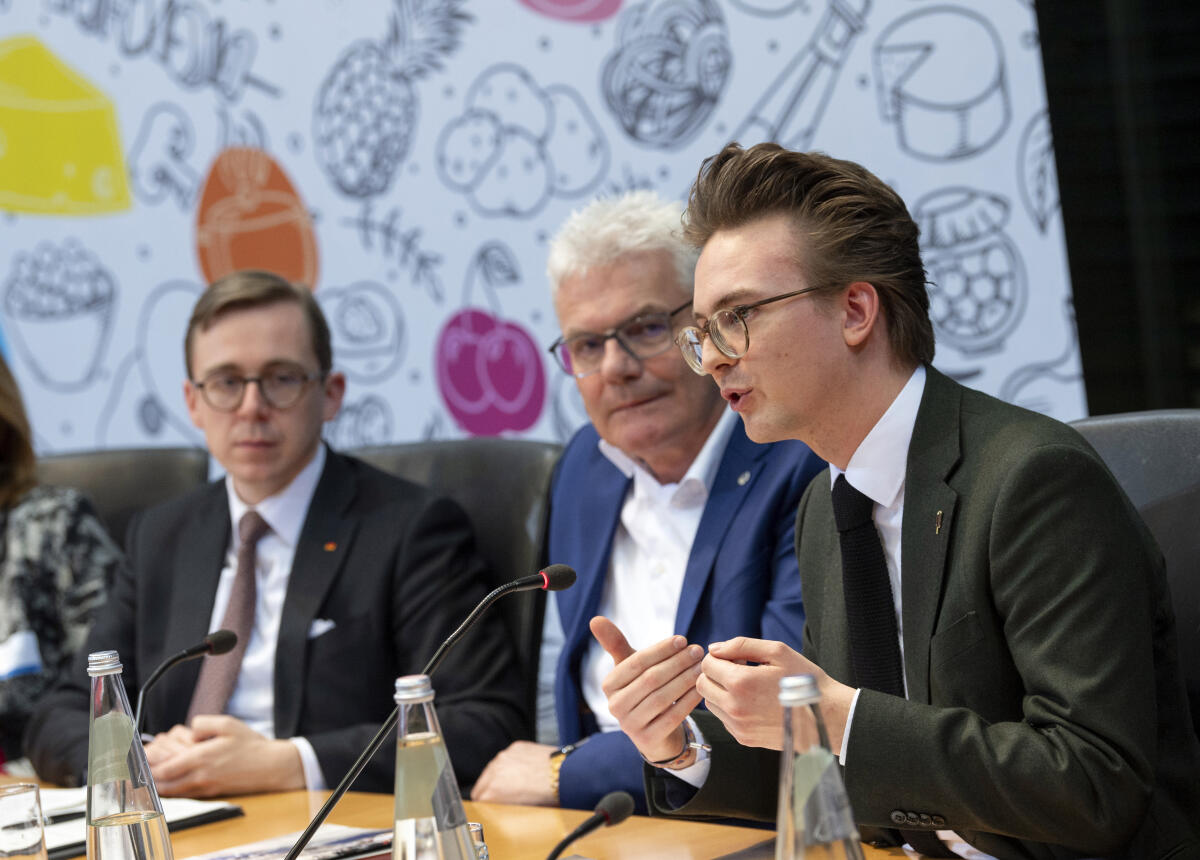 Bürgerrat „Ernährung im Wandel“ überreicht dem Deutschen Bundestag sein Bürgergutachten. Das Bürgergutachten enthält neben den konkreten Empfehlungen zum Thema Ernährung auch eine ausführliche Dokumentation zur Arbeit des Bürgerrats. Das Gutachten wird an Bundestagspräsidentin Bärbel Bas, SPD, MdB, (nicht im Bild), sowie Vertreterinnen und Vertretern der Fraktionen überreicht und als Bundestags-Drucksache veröffentlicht.; Leon Eckert, Bündnis 90/Die Grünen, MdB, (rechts), während der Veranstaltung. Eckert, Leon Bürgerrat „Ernährung im Wandel“ überreicht dem Deutschen Bundestag sein Bürgergutachten. Das Bürgergutachten enthält neben den konkreten Empfehlungen zum Thema Ernährung auch eine ausführliche Dokumentation zur Arbeit des Bürgerrats. Das Gutachten wird an Bundestagspräsidentin Bärbel Bas, SPD, MdB, (nicht im Bild), sowie Vertreterinnen und Vertretern der Fraktionen überreicht und als Bundestags-Drucksache veröffentlicht.; Leon Eckert, Bündnis 90/Die Grünen, MdB, (rechts), während der Veranstaltung.