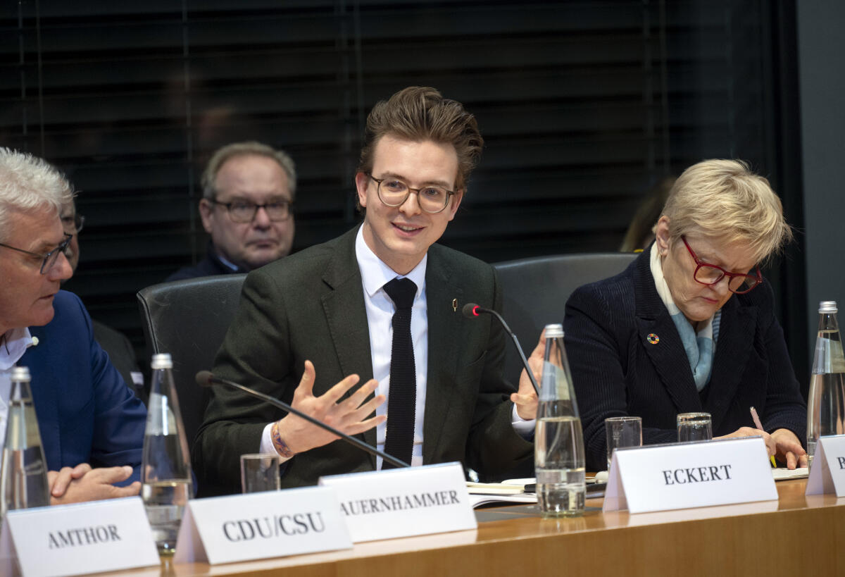 Bürgerrat „Ernährung im Wandel“ überreicht dem Deutschen Bundestag sein Bürgergutachten. Das Bürgergutachten enthält neben den konkreten Empfehlungen zum Thema Ernährung auch eine ausführliche Dokumentation zur Arbeit des Bürgerrats. Das Gutachten wird an Bundestagspräsidentin Bärbel Bas, SPD, MdB, (nicht im Bild), sowie Vertreterinnen und Vertretern der Fraktionen überreicht und als Bundestags-Drucksache veröffentlicht.; Leon Eckert, Bündnis 90/Die Grünen, MdB, während der Veranstaltung. Eckert, Leon Bürgerrat „Ernährung im Wandel“ überreicht dem Deutschen Bundestag sein Bürgergutachten. Das Bürgergutachten enthält neben den konkreten Empfehlungen zum Thema Ernährung auch eine ausführliche Dokumentation zur Arbeit des Bürgerrats. Das Gutachten wird an Bundestagspräsidentin Bärbel Bas, SPD, MdB, (nicht im Bild), sowie Vertreterinnen und Vertretern der Fraktionen überreicht und als Bundestags-Drucksache veröffentlicht.; Leon Eckert, Bündnis 90/Die Grünen, MdB, während der Veranstaltung.