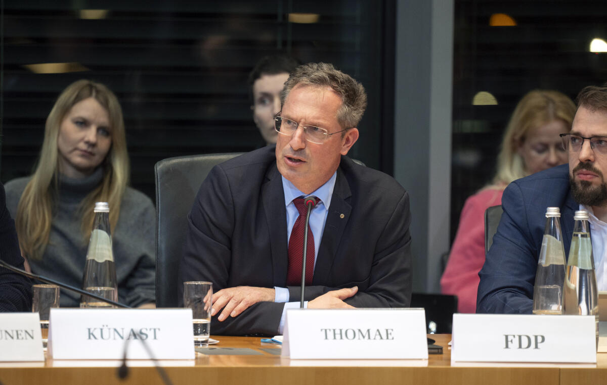 Thomae, Stephan Bürgerrat „Ernährung im Wandel“ überreicht dem Deutschen Bundestag sein Bürgergutachten. Das Bürgergutachten enthält neben den konkreten Empfehlungen zum Thema Ernährung auch eine ausführliche Dokumentation zur Arbeit des Bürgerrats. Das Gutachten wird an Bundestagspräsidentin Bärbel Bas, SPD, MdB, (nicht im Bild), sowie Vertreterinnen und Vertretern der Fraktionen überreicht und als Bundestags-Drucksache veröffentlicht.; Stephan Thomae, FDP, MdB, während der Veranstaltung.