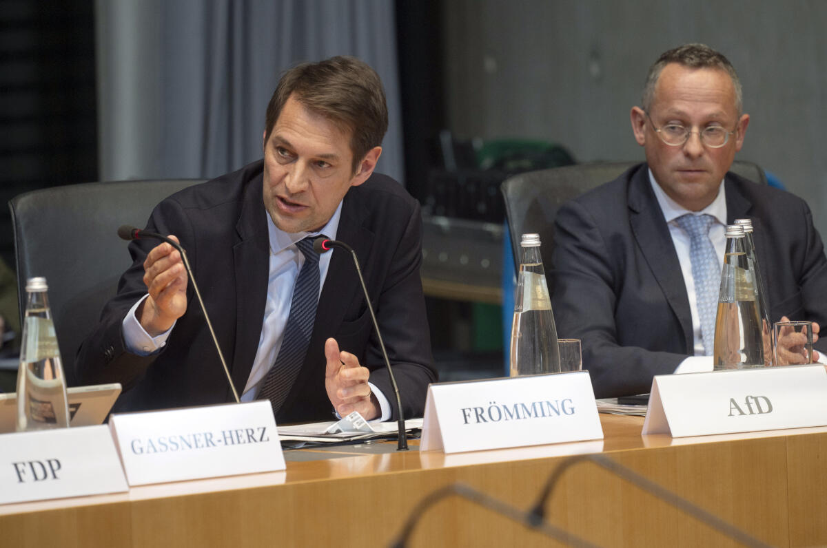 Bürgerrat „Ernährung im Wandel“ überreicht dem Deutschen Bundestag sein Bürgergutachten. Das Bürgergutachten enthält neben den konkreten Empfehlungen zum Thema Ernährung auch eine ausführliche Dokumentation zur Arbeit des Bürgerrats. Das Gutachten wird an Bundestagspräsidentin Bärbel Bas, SPD, MdB, sowie Vertreterinnen und Vertretern der Fraktionen überreicht und als Bundestags-Drucksache veröffentlicht.; Dr. Götz Frömming, AfD, MdB, (links), während der Veranstaltung. Frömming, Götz Bürgerrat „Ernährung im Wandel“ überreicht dem Deutschen Bundestag sein Bürgergutachten. Das Bürgergutachten enthält neben den konkreten Empfehlungen zum Thema Ernährung auch eine ausführliche Dokumentation zur Arbeit des Bürgerrats. Das Gutachten wird an Bundestagspräsidentin Bärbel Bas, SPD, MdB, sowie Vertreterinnen und Vertretern der Fraktionen überreicht und als Bundestags-Drucksache veröffentlicht.; Dr. Götz Frömming, AfD, MdB, (links), während der Veranstaltung.