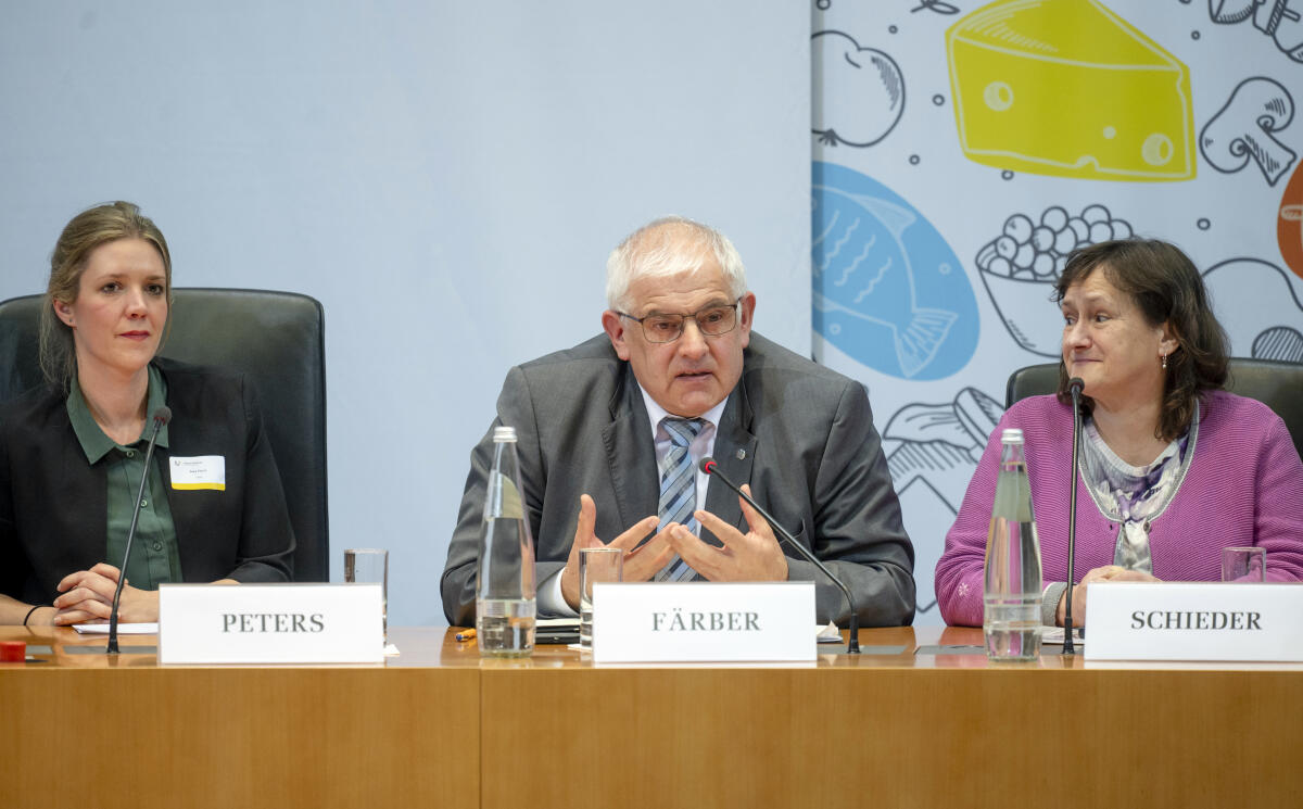 Bürgerrat „Ernährung im Wandel“ überreicht dem Deutschen Bundestag sein Bürgergutachten. Das Bürgergutachten enthält neben den konkreten Empfehlungen zum Thema Ernährung auch eine ausführliche Dokumentation zur Arbeit des Bürgerrats. Das Gutachten wird an Bundestagspräsidentin Bärbel Bas, SPD, MdB, (nicht im Bild), sowie Vertreterinnen und Vertretern der Fraktionen überreicht und als Bundestags-Drucksache veröffentlicht.; Hermann Färber, Vorsitzender des Ausschusses für Ernährung und Landwirtschaft, CDU/CSU, MdB, (links), während der Veranstaltung. Färber, Hermann Bürgerrat „Ernährung im Wandel“ überreicht dem Deutschen Bundestag sein Bürgergutachten. Das Bürgergutachten enthält neben den konkreten Empfehlungen zum Thema Ernährung auch eine ausführliche Dokumentation zur Arbeit des Bürgerrats. Das Gutachten wird an Bundestagspräsidentin Bärbel Bas, SPD, MdB, (nicht im Bild), sowie Vertreterinnen und Vertretern der Fraktionen überreicht und als Bundestags-Drucksache veröffentlicht.; Hermann Färber, Vorsitzender des Ausschusses für Ernährung und Landwirtschaft, CDU/CSU, MdB, (links), während der Veranstaltung.