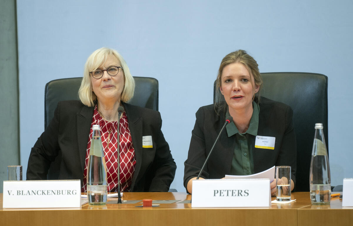 Bürgerrat „Ernährung im Wandel“ überreicht dem Deutschen Bundestag sein Bürgergutachten. Das Bürgergutachten enthält neben den konkreten Empfehlungen zum Thema Ernährung auch eine ausführliche Dokumentation zur Arbeit des Bürgerrats. Das Gutachten wird an Bundestagspräsidentin Bärbel Bas, SPD, MdB, (nicht im Bild), sowie Vertreterinnen und Vertretern der Fraktionen überreicht und als Bundestags-Drucksache veröffentlicht.; Christine von Blanckenburg, (links),und Jana Peters, (rechts), moderieren die Veranstaltung. von Blanckenburg, Christine; Peters, Jana Bürgerrat „Ernährung im Wandel“ überreicht dem Deutschen Bundestag sein Bürgergutachten. Das Bürgergutachten enthält neben den konkreten Empfehlungen zum Thema Ernährung auch eine ausführliche Dokumentation zur Arbeit des Bürgerrats. Das Gutachten wird an Bundestagspräsidentin Bärbel Bas, SPD, MdB, (nicht im Bild), sowie Vertreterinnen und Vertretern der Fraktionen überreicht und als Bundestags-Drucksache veröffentlicht.; Christine von Blanckenburg, (links),und Jana Peters, (rechts), moderieren die Veranstaltung.