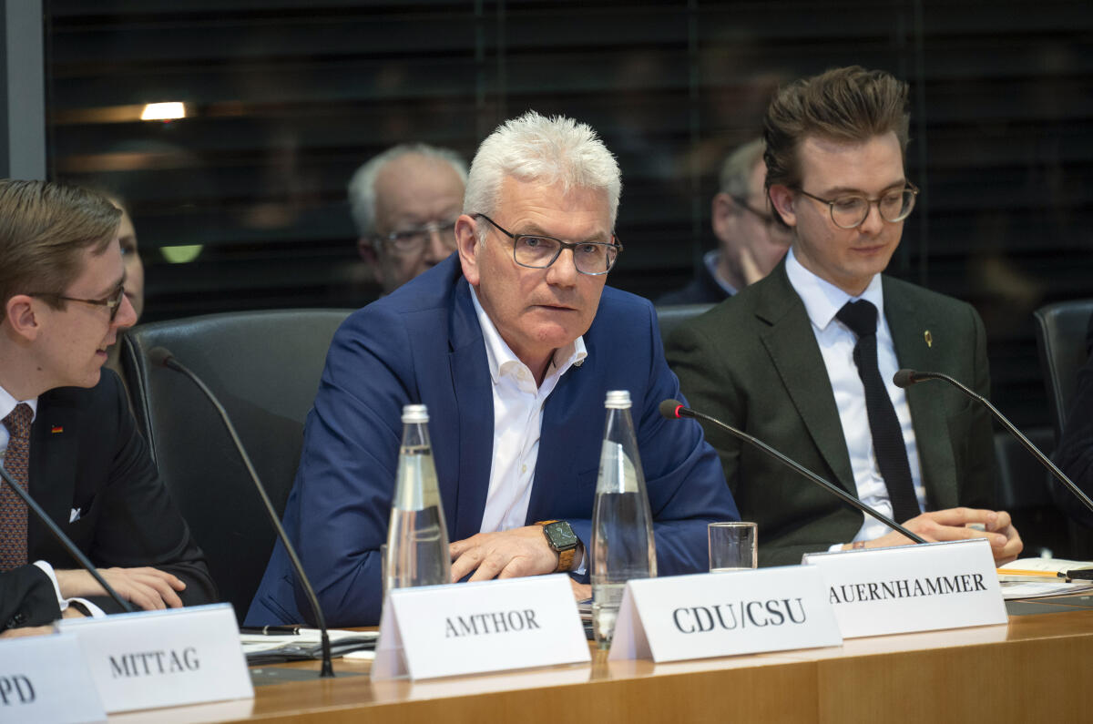 Auernhammer, Artur Bürgerrat „Ernährung im Wandel“ überreicht dem Deutschen Bundestag sein Bürgergutachten. Das Bürgergutachten enthält neben den konkreten Empfehlungen zum Thema Ernährung auch eine ausführliche Dokumentation zur Arbeit des Bürgerrats. Das Gutachten wird an Bundestagspräsidentin Bärbel Bas, SPD, MdB, (nicht im Bild), sowie Vertreterinnen und Vertretern der Fraktionen überreicht und als Bundestags-Drucksache veröffentlicht.; Artur Auernhammer, CDU/CSU, MdB, (links), während der Veranstaltung.
