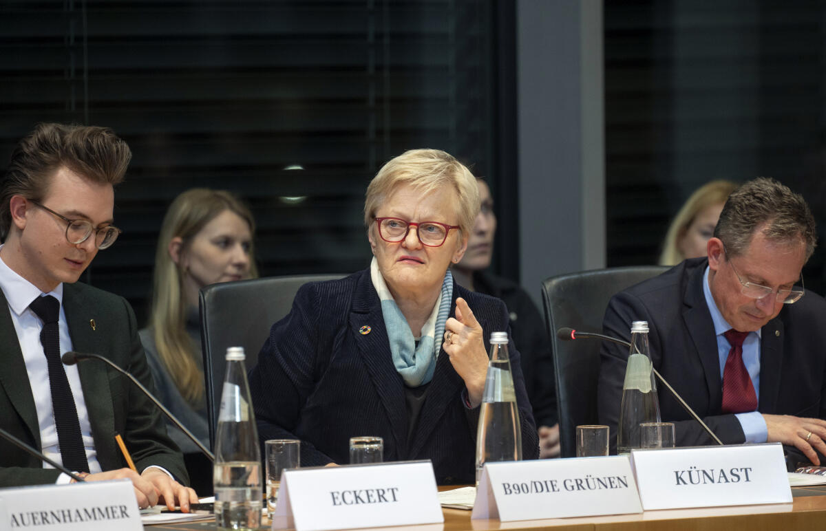Künast, Renate; Eckert, Leon; Thomae, Stephan Bürgerrat „Ernährung im Wandel“ überreicht dem Deutschen Bundestag sein Bürgergutachten. Das Bürgergutachten enthält neben den konkreten Empfehlungen zum Thema Ernährung auch eine ausführliche Dokumentation zur Arbeit des Bürgerrats. Das Gutachten wird an Bundestagspräsidentin Bärbel Bas, SPD, MdB, (nicht im Bild), sowie Vertreterinnen und Vertretern der Fraktionen überreicht und als Bundestags-Drucksache veröffentlicht.; Von links: Leon Eckert, Bündnis 90/Die Grünen, MdB, Renate Künast, Bündnis 90/Die Grünen, MdB, und Stephan Thomae, FDP, MdB, während der Veranstaltung.