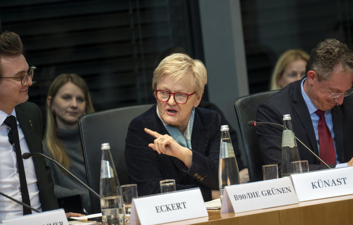 Künast, Renate Bürgerrat „Ernährung im Wandel“ überreicht dem Deutschen Bundestag sein Bürgergutachten. Das Bürgergutachten enthält neben den konkreten Empfehlungen zum Thema Ernährung auch eine ausführliche Dokumentation zur Arbeit des Bürgerrats. Das Gutachten wird an Bundestagspräsidentin Bärbel Bas, SPD, MdB, (nicht im Bild), sowie Vertreterinnen und Vertretern der Fraktionen überreicht und als Bundestags-Drucksache veröffentlicht.; Renate Künast, Bündnis 90/Die Grünen, MdB, während der Veranstaltung.