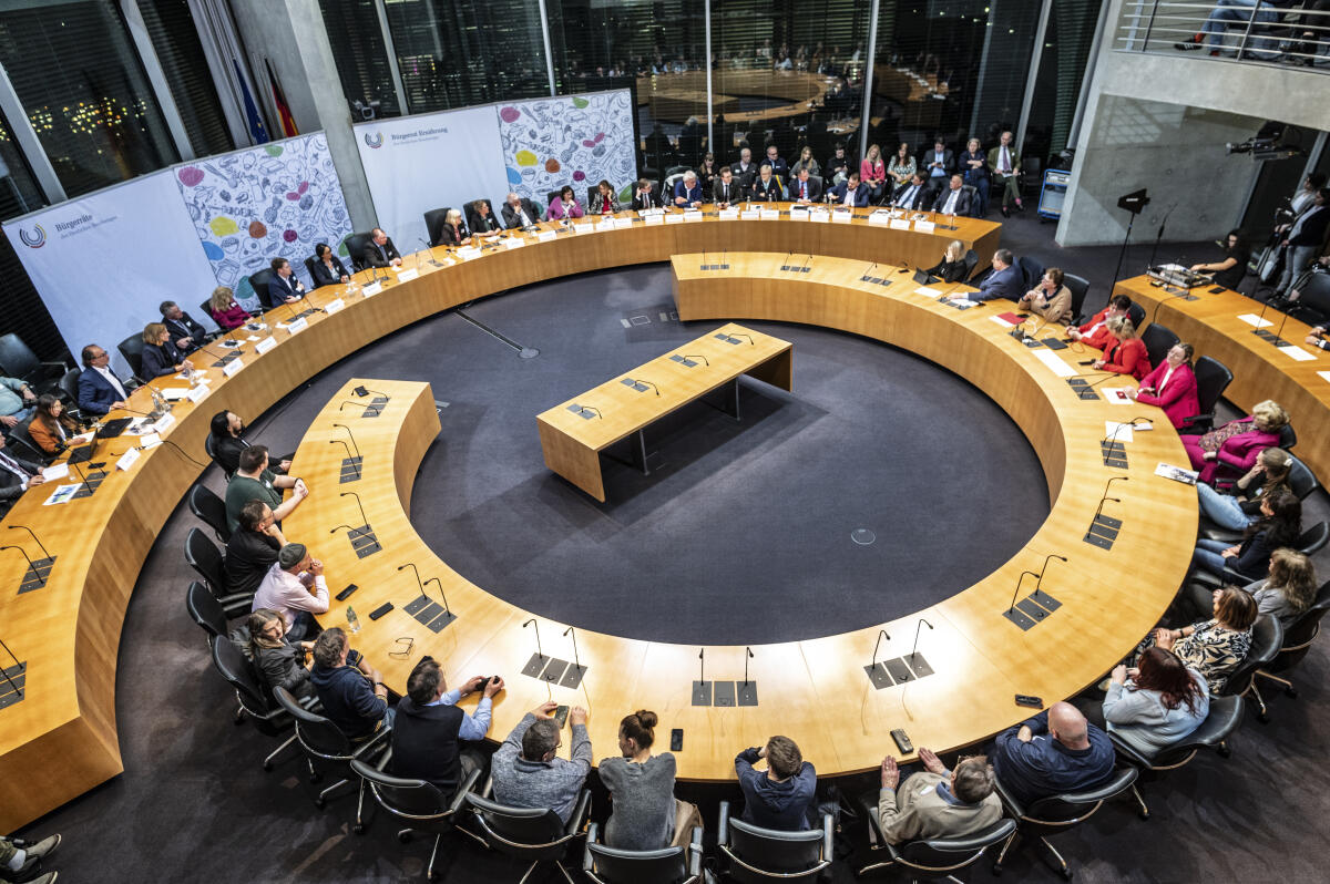  Bürgerrat „Ernährung im Wandel“ überreicht dem Deutschen Bundestag sein Bürgergutachten. Das Bürgergutachten enthält neben den konkreten Empfehlungen zum Thema Ernährung auch eine ausführliche Dokumentation zur Arbeit des Bürgerrats. Das Gutachten wird an Bundestagspräsidentin Bärbel Bas, SPD, MdB, sowie Vertreterinnen und Vertretern der Fraktionen überreicht und als Bundestags-Drucksache veröffentlicht.; Blick in den Sitzungssaal während der Veranstaltung.
