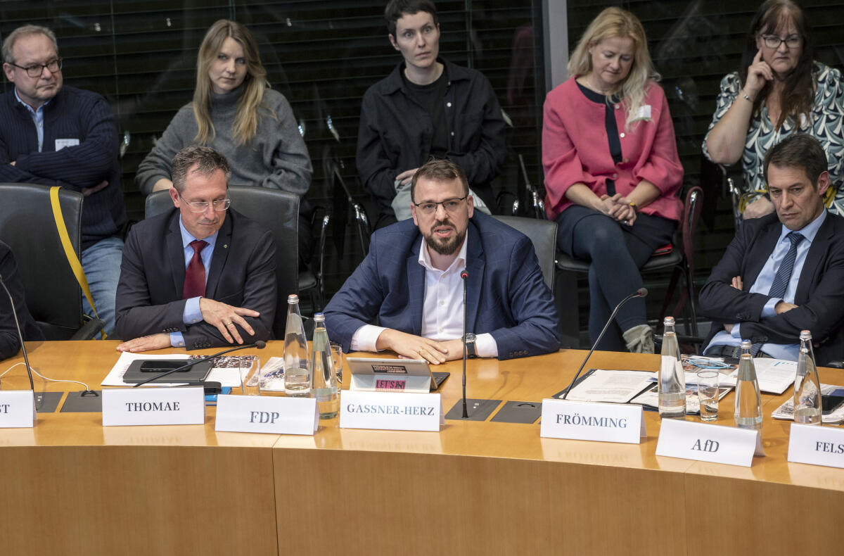 Bürgerrat „Ernährung im Wandel“ überreicht dem Deutschen Bundestag sein Bürgergutachten. Das Bürgergutachten enthält neben den konkreten Empfehlungen zum Thema Ernährung auch eine ausführliche Dokumentation zur Arbeit des Bürgerrats. Das Gutachten wird an Bundestagspräsidentin Bärbel Bas, SPD, MdB, (nicht im Bild), sowie Vertreterinnen und Vertretern der Fraktionen überreicht und als Bundestags-Drucksache veröffentlicht.; Von links: Stephan Thomae, FDP, MdB, Martin Gassner-Herz, FDP, MdB, Götz Frömming, AfD, MdB, während der Veranstaltung. Thomae, Stephan; Gassner-Herz, Martin; Frömming, Götz Bürgerrat „Ernährung im Wandel“ überreicht dem Deutschen Bundestag sein Bürgergutachten. Das Bürgergutachten enthält neben den konkreten Empfehlungen zum Thema Ernährung auch eine ausführliche Dokumentation zur Arbeit des Bürgerrats. Das Gutachten wird an Bundestagspräsidentin Bärbel Bas, SPD, MdB, (nicht im Bild), sowie Vertreterinnen und Vertretern der Fraktionen überreicht und als Bundestags-Drucksache veröffentlicht.; Von links: Stephan Thomae, FDP, MdB, Martin Gassner-Herz, FDP, MdB, Götz Frömming, AfD, MdB, während der Veranstaltung.