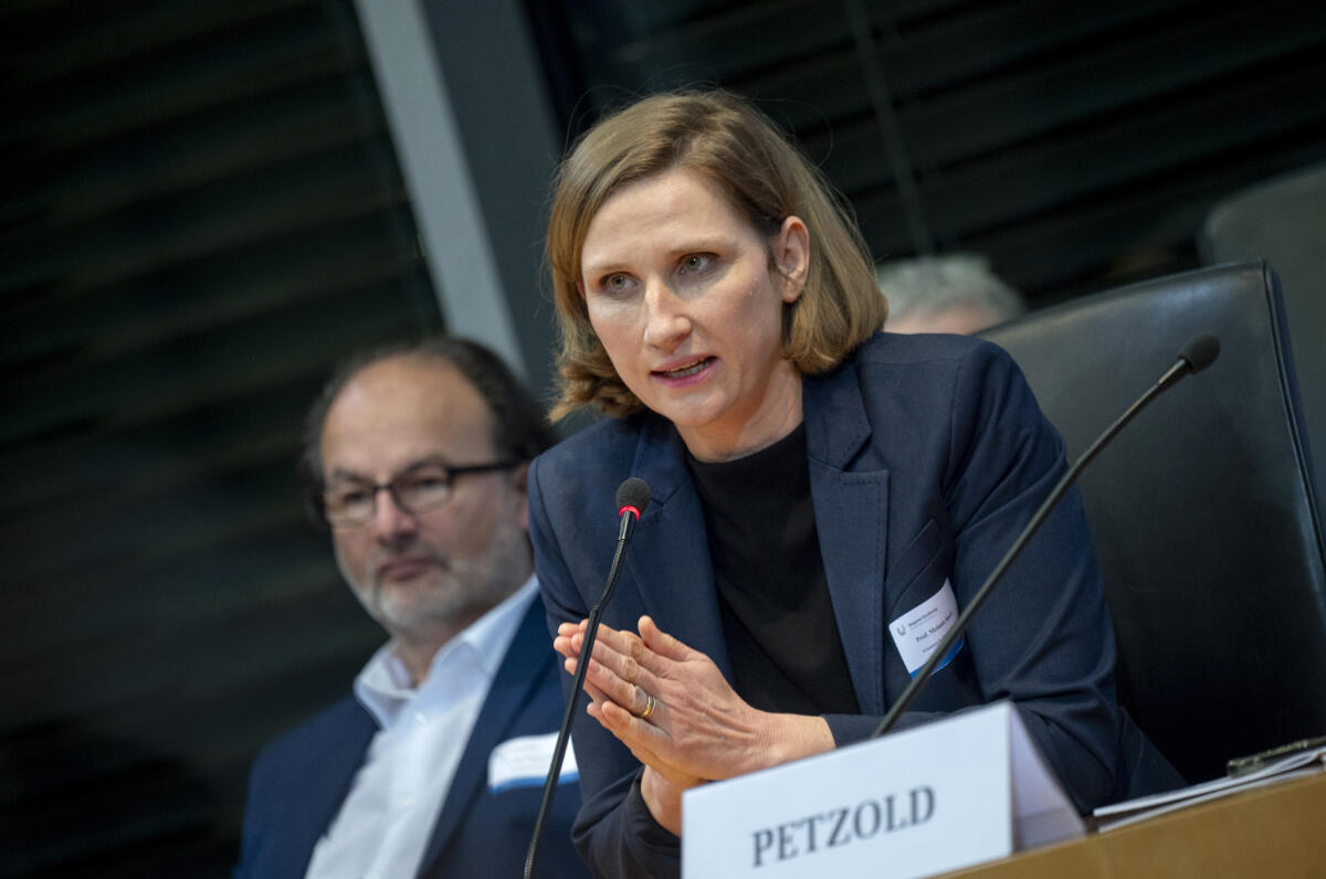 Speck, Melanie Bürgerrat „Ernährung im Wandel“ überreicht dem Deutschen Bundestag sein Bürgergutachten. Das Bürgergutachten enthält neben den konkreten Empfehlungen zum Thema Ernährung auch eine ausführliche Dokumentation zur Arbeit des Bürgerrats. Das Gutachten wird an Bundestagspräsidentin Bärbel Bas, SPD, MdB, (hier nicht im Bild), sowie Vertreterinnen und Vertretern der Fraktionen überreicht und als Bundestags-Drucksache veröffentlicht.; Prof. Dr. Melanie Speck, Wissenschaftlicher Beirat, während der Veranstaltung.