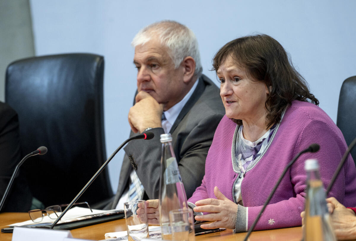 Schieder, Marianne; Auernhammer, Artur Bürgerrat „Ernährung im Wandel“ überreicht dem Deutschen Bundestag sein Bürgergutachten. Das Bürgergutachten enthält neben den konkreten Empfehlungen zum Thema Ernährung auch eine ausführliche Dokumentation zur Arbeit des Bürgerrats. Das Gutachten wird an Bundestagspräsidentin Bärbel Bas, SPD, MdB, (nicht im Bild), sowie Vertreterinnen und Vertretern der Fraktionen überreicht und als Bundestags-Drucksache veröffentlicht.; Artur Auernhammer, CDU/CSU, MdB, und Marianne Schieder, SPD, MdB, während der Veranstaltung.