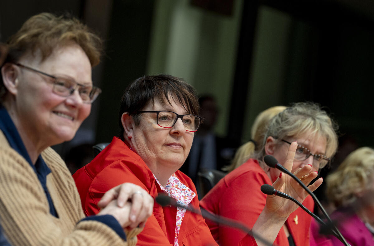 Bürgerrat „Ernährung im Wandel“ überreicht dem Deutschen Bundestag sein Bürgergutachten. Das Bürgergutachten enthält neben den konkreten Empfehlungen zum Thema Ernährung auch eine ausführliche Dokumentation zur Arbeit des Bürgerrats. Das Gutachten wird an Bundestagspräsidentin Bärbel Bas, SPD, MdB, sowie Vertreterinnen und Vertretern der Fraktionen überreicht und als Bundestags-Drucksache veröffentlicht.; Anke Hennig, SPD, MdB, (2. von rechts), während der Veranstaltung. Hennig, Anke Bürgerrat „Ernährung im Wandel“ überreicht dem Deutschen Bundestag sein Bürgergutachten. Das Bürgergutachten enthält neben den konkreten Empfehlungen zum Thema Ernährung auch eine ausführliche Dokumentation zur Arbeit des Bürgerrats. Das Gutachten wird an Bundestagspräsidentin Bärbel Bas, SPD, MdB, sowie Vertreterinnen und Vertretern der Fraktionen überreicht und als Bundestags-Drucksache veröffentlicht.; Anke Hennig, SPD, MdB, (2. von rechts), während der Veranstaltung.