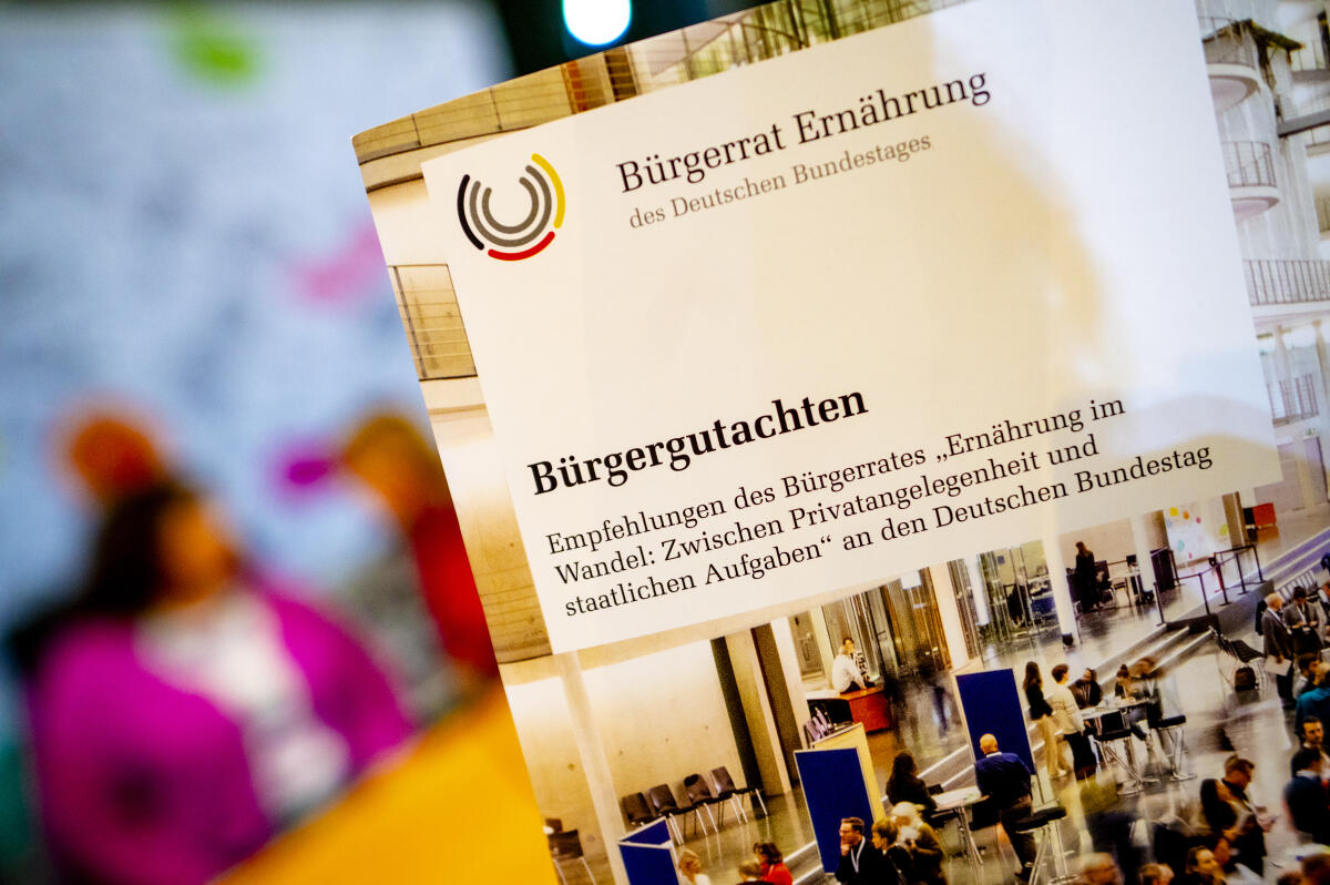 Bürgerrat „Ernährung im Wandel“ überreicht dem Deutschen Bundestag sein Bürgergutachten. Das Bürgergutachten enthält neben den konkreten Empfehlungen zum Thema Ernährung auch eine ausführliche Dokumentation zur Arbeit des Bürgerrats. Das Gutachten wird an Bundestagspräsidentin Bärbel Bas, SPD, MdB, sowie Vertreterinnen und Vertretern der Fraktionen überreicht und als Bundestags-Drucksache veröffentlicht.; Publikation des Bürgergutachtens des Bürgerrates „Ernährung im Wandel“. Bürgerrat „Ernährung im Wandel“ überreicht dem Deutschen Bundestag sein Bürgergutachten. Das Bürgergutachten enthält neben den konkreten Empfehlungen zum Thema Ernährung auch eine ausführliche Dokumentation zur Arbeit des Bürgerrats. Das Gutachten wird an Bundestagspräsidentin Bärbel Bas, SPD, MdB, sowie Vertreterinnen und Vertretern der Fraktionen überreicht und als Bundestags-Drucksache veröffentlicht.; Publikation des Bürgergutachtens des Bürgerrates „Ernährung im Wandel“.