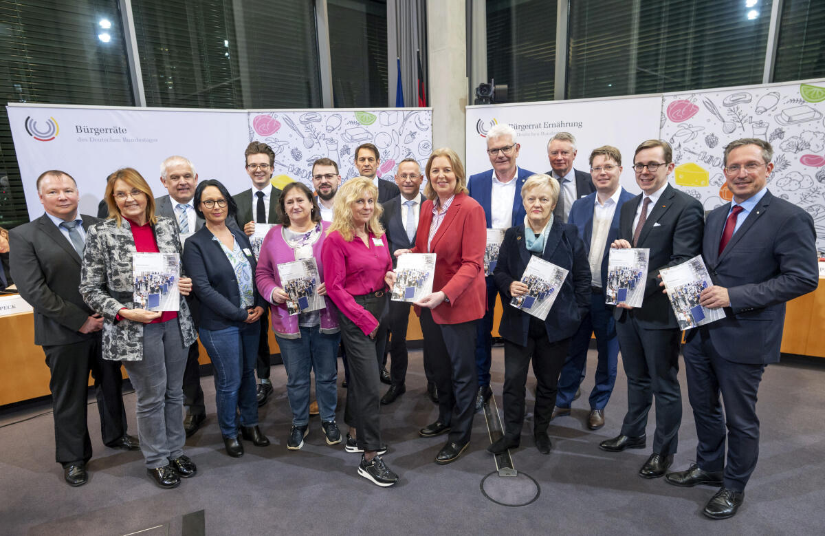 Bürgerrat „Ernährung im Wandel“ überreicht dem Deutschen Bundestag sein Bürgergutachten. Das Bürgergutachten enthält neben den konkreten Empfehlungen zum Thema Ernährung auch eine ausführliche Dokumentation zur Arbeit des Bürgerrats. Das Gutachten wird von Karen Bömelburg, Mitglied des Bürgerrates, (1. Reihe, 4. von links), an Bundestagspräsidentin Bärbel Bas, SPD, MdB, (1. Reihe, 4. von rechts), sowie Vertreterinnen und Vertretern der Fraktionen überreicht und als Bundestags-Drucksache veröffentlicht. Bas, Bärbel; Bömelburg, Karen Bürgerrat „Ernährung im Wandel“ überreicht dem Deutschen Bundestag sein Bürgergutachten. Das Bürgergutachten enthält neben den konkreten Empfehlungen zum Thema Ernährung auch eine ausführliche Dokumentation zur Arbeit des Bürgerrats. Das Gutachten wird von Karen Bömelburg, Mitglied des Bürgerrates, (1. Reihe, 4. von links), an Bundestagspräsidentin Bärbel Bas, SPD, MdB, (1. Reihe, 4. von rechts), sowie Vertreterinnen und Vertretern der Fraktionen überreicht und als Bundestags-Drucksache veröffentlicht.