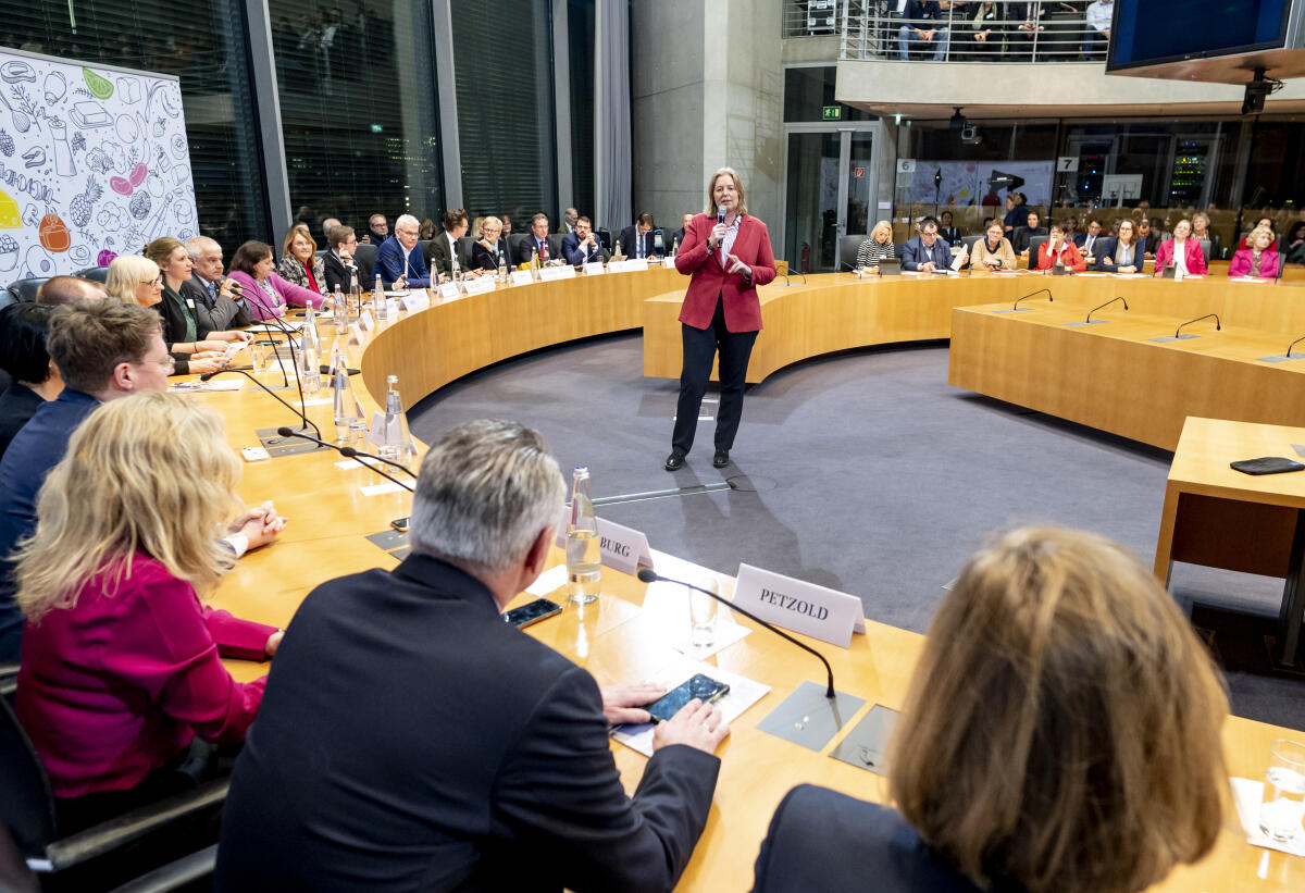 Bas, Bärbel Bürgerrat „Ernährung im Wandel“ überreicht dem Deutschen Bundestag sein Bürgergutachten. Das Bürgergutachten enthält neben den konkreten Empfehlungen zum Thema Ernährung auch eine ausführliche Dokumentation zur Arbeit des Bürgerrats. Das Gutachten wird an Bundestagspräsidentin Bärbel Bas, SPD, MdB, (mittig stehend), sowie Vertreterinnen und Vertretern der Fraktionen überreicht und als Bundestags-Drucksache veröffentlicht.; Hier Bundestagspräsidentin Bärbel Bas bei der Begrüßung der Veranstaltung.