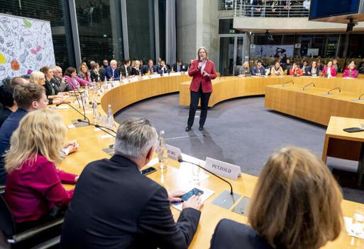 Bas, Bärbel Marie-Elisabeth-Lüders-Haus, Anhörungssaal