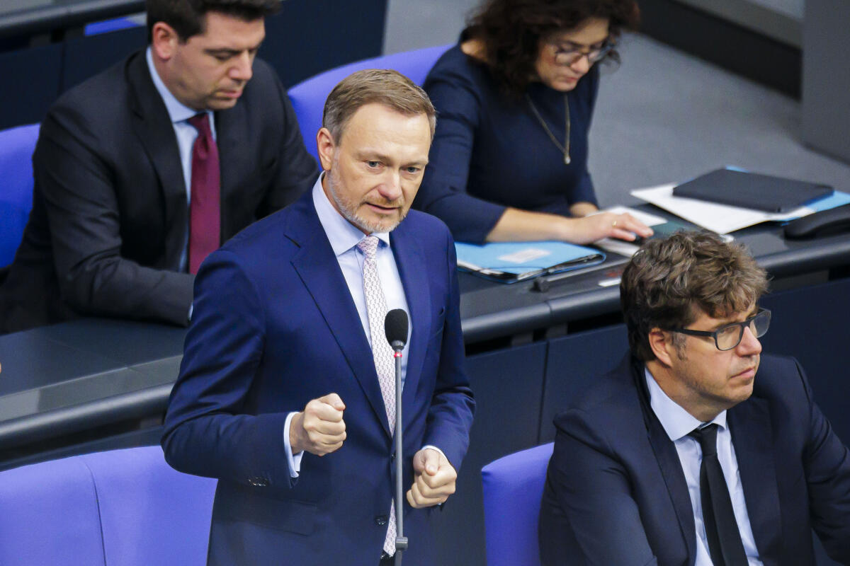 Christian Lindner (FDP), Bundesminister der Finanzen, aufgenommen im Rahmen einer Regierungsbefragung im Plenum des Bundestages. Berlin, 21.02.2024. Lindner, Christian Christian Lindner (FDP), Bundesminister der Finanzen, aufgenommen im Rahmen einer Regierungsbefragung im Plenum des Bundestages. Berlin, 21.02.2024.