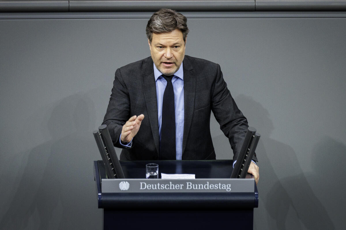 Robert Habeck (Bündnis 90/Die Grünen), Bundesminister für Wirtschaft und Klimaschutz, aufgenommen während seiner Regierungserklärung im Deutschen Bundestag in Berlin, 22.02.2024. Habeck, Robert Robert Habeck (Bündnis 90/Die Grünen), Bundesminister für Wirtschaft und Klimaschutz, aufgenommen während seiner Regierungserklärung im Deutschen Bundestag in Berlin, 22.02.2024.