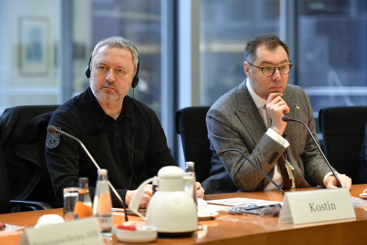  Der Generalstaatsanwalt der Ukraine, Andrij Kostin (l), in Begleitung des Botschafters der Ukraine, Oleksij Makeiev (r), zu Gast im Rechtsausschusses mit Mitgliedern des Auswärtigen Ausschusses und des Ausschusses für Menschenrechte.