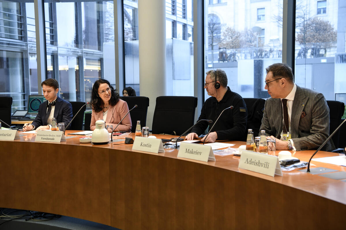 Der Generalstaatsanwalt der Ukraine, Andrij Kostin (2vr), in Begleitung des Botschafters der Ukraine, Oleksij Makeiev (r), zu Gast im Rechtsausschusses unter der Leitung der Vorsitzenden des Rechtsausschusses, Elisabeth Winkelmeier-Becker (2vl), CDU/CSU, MdB, mit Mitgliedern des Auswärtigen Ausschusses und des Ausschusses für Menschenrechte. Winkelmeier-Becker, Elisabeth Der Generalstaatsanwalt der Ukraine, Andrij Kostin (2vr), in Begleitung des Botschafters der Ukraine, Oleksij Makeiev (r), zu Gast im Rechtsausschusses unter der Leitung der Vorsitzenden des Rechtsausschusses, Elisabeth Winkelmeier-Becker (2vl), CDU/CSU, MdB, mit Mitgliedern des Auswärtigen Ausschusses und des Ausschusses für Menschenrechte.
