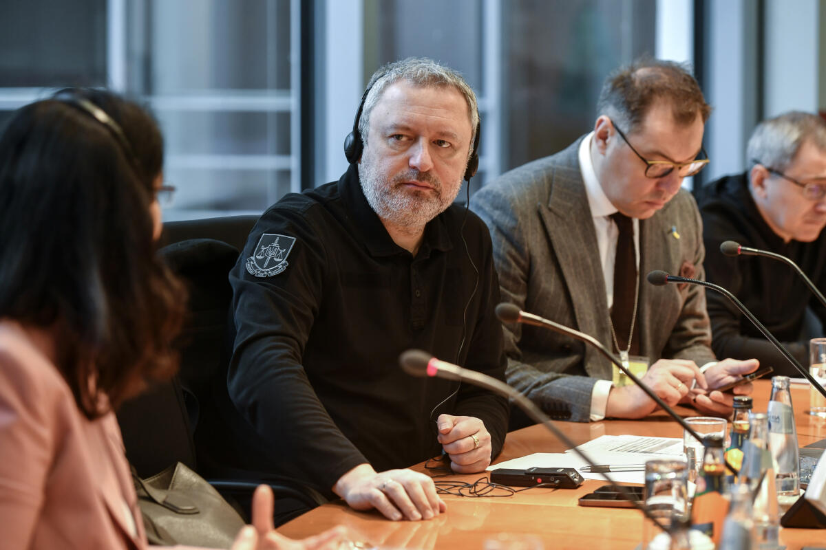 Der Generalstaatsanwalt der Ukraine, Andrij Kostin (im Bild) zu Gast im Rechtsausschusses unter der Leitung der Vorsitzenden des Rechtsausschusses, Elisabeth Winkelmeier-Becker, CDU/CSU, MdB, mit Mitgliedern des Auswärtigen Ausschusses und des Ausschusses für Menschenrechte. Der Generalstaatsanwalt der Ukraine, Andrij Kostin (im Bild) zu Gast im Rechtsausschusses unter der Leitung der Vorsitzenden des Rechtsausschusses, Elisabeth Winkelmeier-Becker, CDU/CSU, MdB, mit Mitgliedern des Auswärtigen Ausschusses und des Ausschusses für Menschenrechte.