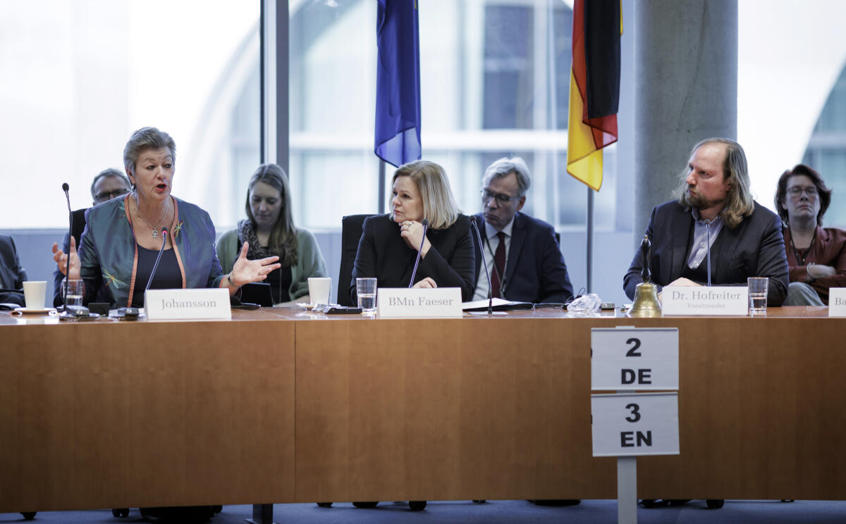 Ausschuss für die Angelegenheiten der Europäischen Union unter Vorsitz von Dr. Anton Hofreiter, Bündnis 90/Die Grünen, MdB, (rechts), empfängt Bundesinnenministerin Nancy Faeser, SPD, (Mitte), und EU-Innenkommissarin Ylva Johansson, (links), zu einem Gespräch im Ausschuss. Hofreiter, Anton; Faeser, Nancy; Johansson, Ylva Ausschuss für die Angelegenheiten der Europäischen Union unter Vorsitz von Dr. Anton Hofreiter, Bündnis 90/Die Grünen, MdB, (rechts), empfängt Bundesinnenministerin Nancy Faeser, SPD, (Mitte), und EU-Innenkommissarin Ylva Johansson, (links), zu einem Gespräch im Ausschuss.