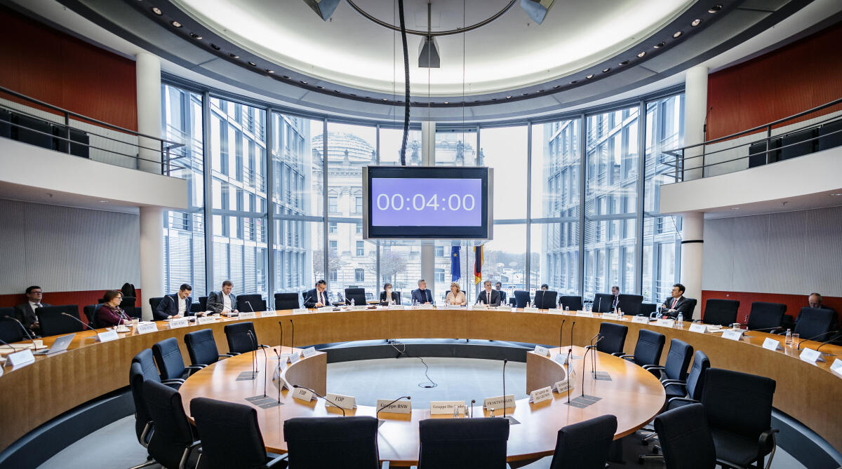 Bundesministerin für wirtschaftliche Zusammenarbeit und Entwicklung, Svenja Schulze, SPD, MdB, zu Gast im Auswärtiger Ausschuss. Hier mit Ausschussvorsitzenden Michael Roth, SPD, MdB, und weiteren Ausschussmitgliedern. Schulze, Svenja; Roth, Michael Bundesministerin für wirtschaftliche Zusammenarbeit und Entwicklung, Svenja Schulze, SPD, MdB, zu Gast im Auswärtiger Ausschuss. Hier mit Ausschussvorsitzenden Michael Roth, SPD, MdB, und weiteren Ausschussmitgliedern.