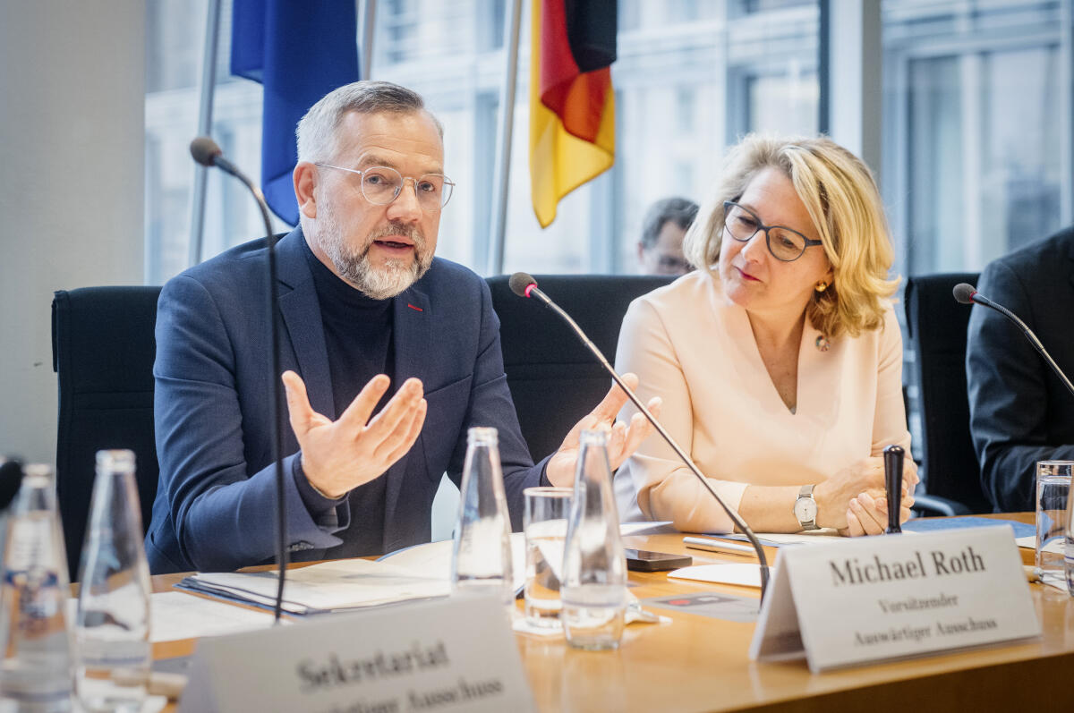Bundesministerin für wirtschaftliche Zusammenarbeit und Entwicklung, Svenja Schulze, SPD, MdB, (rechts), zu Gast im Auswärtiger Ausschuss. Hier mit Ausschussvorsitzenden Michael Roth, SPD, MdB, (links). Schulze, Svenja; Roth, Michael Bundesministerin für wirtschaftliche Zusammenarbeit und Entwicklung, Svenja Schulze, SPD, MdB, (rechts), zu Gast im Auswärtiger Ausschuss. Hier mit Ausschussvorsitzenden Michael Roth, SPD, MdB, (links).