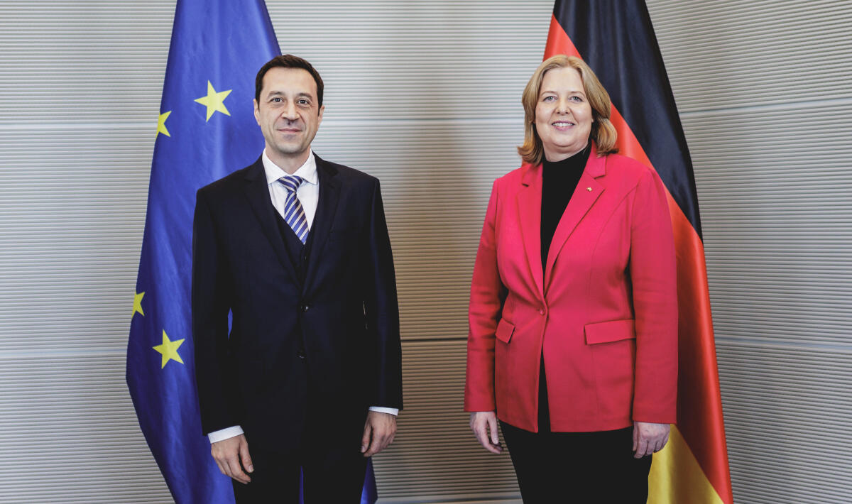 Bundestagspräsidentin Bärbel Bas, SPD, MdB, (rechts), empfängt den außerordentlicher und bevollmächtigter Botschafter der Republik Bulgarien, Grigor Porozhanov, (links), zu einem Gespräch. Bas, Bärbel; Porozhanov, Grigor Bundestagspräsidentin Bärbel Bas, SPD, MdB, (rechts), empfängt den außerordentlicher und bevollmächtigter Botschafter der Republik Bulgarien, Grigor Porozhanov, (links), zu einem Gespräch.