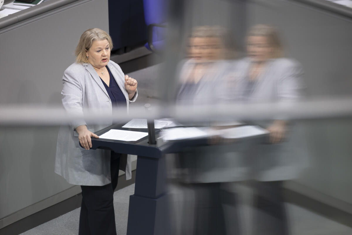 Fäscher, Ariane Ariane Fäscher, SPD, MdB, hält eine Rede zum Tagesordnungspunkt 30 „Menschenunwürdige Zustände in der Prostitution“ im Plenum.